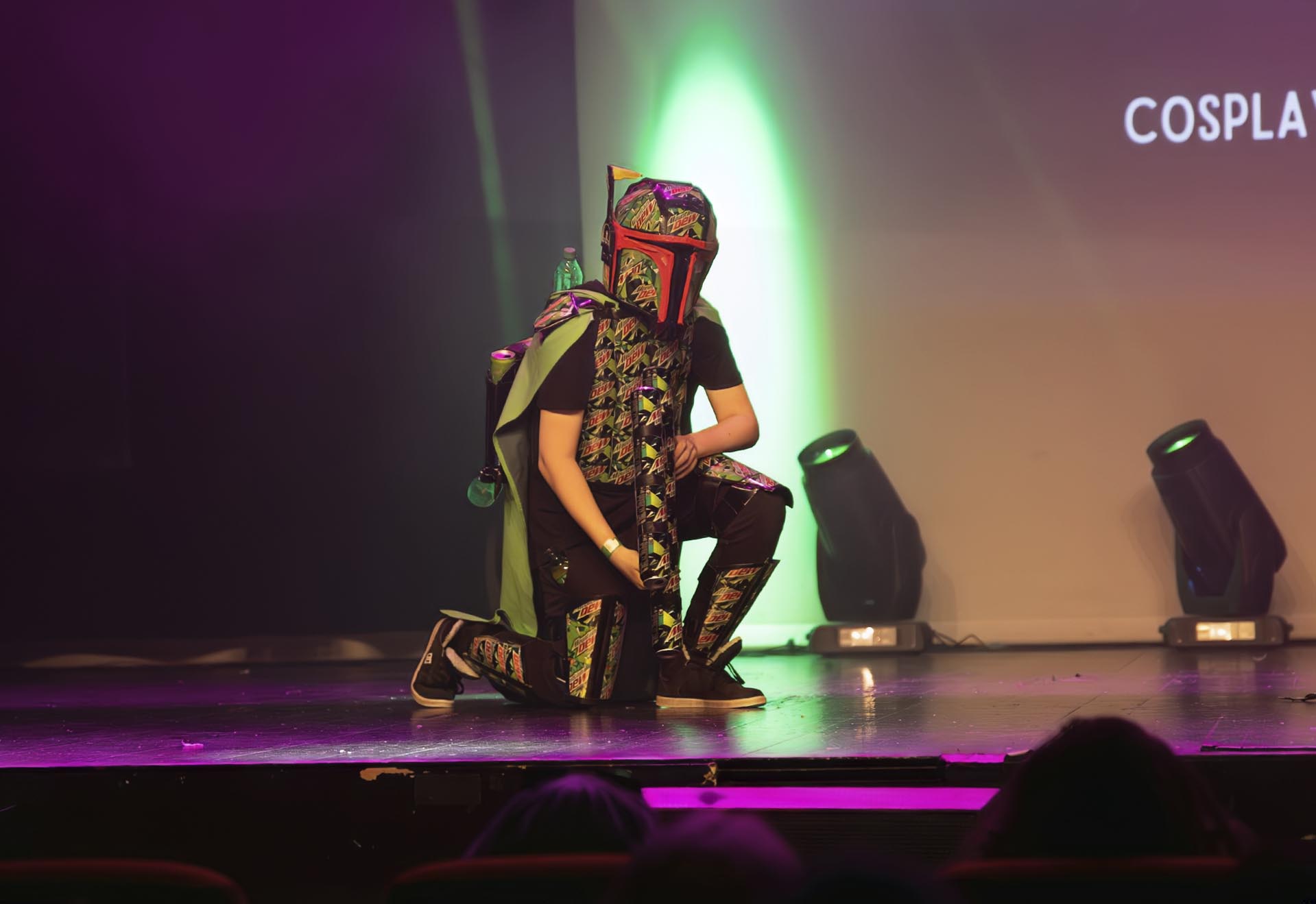 Laget av Mountain Dew-etiketter, bokser og flasker: Man'dew'lorian fra Star Wars-universet