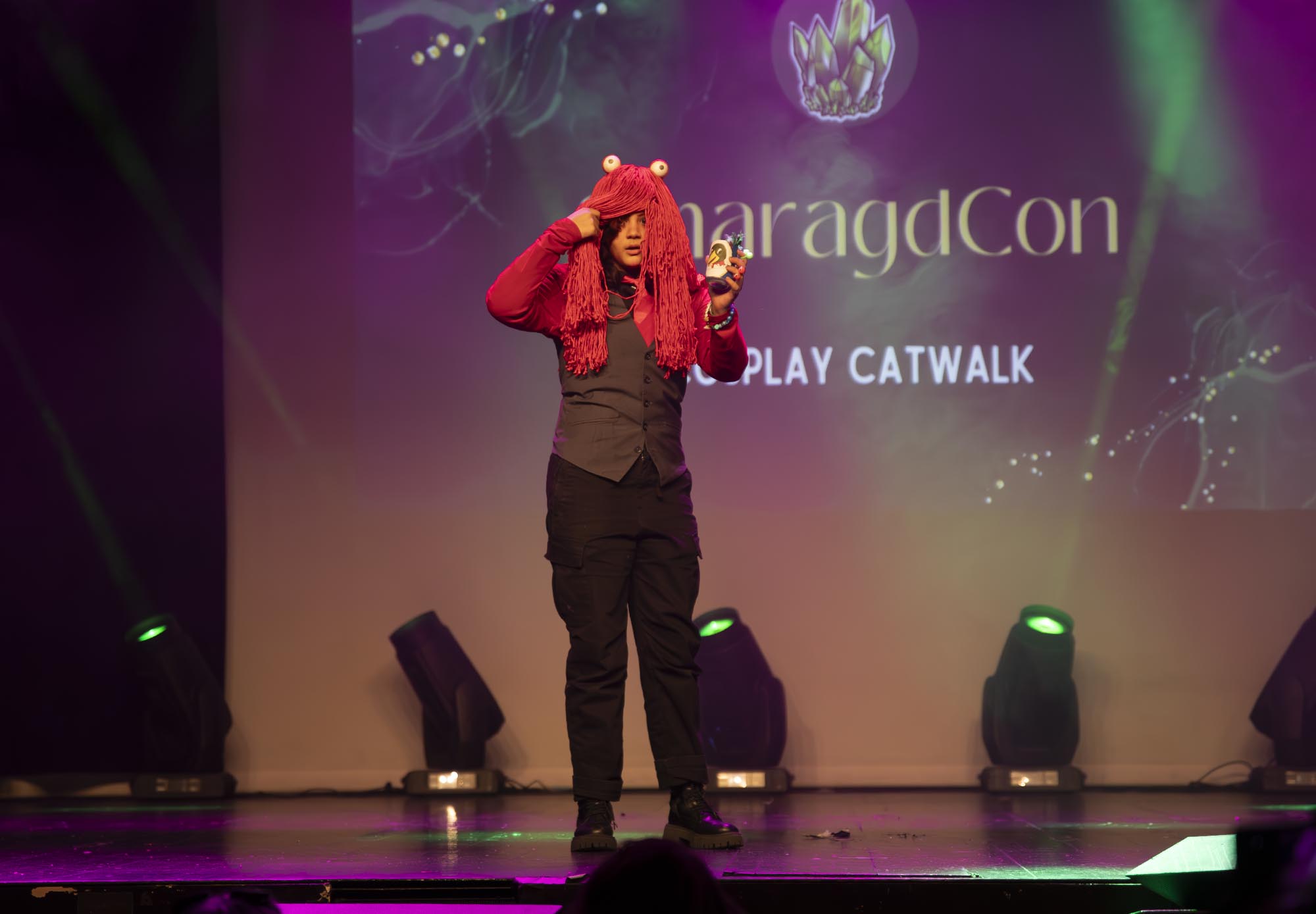 Red guy fra den britiske skrekkomedien Don't Hug Me I'm Scared