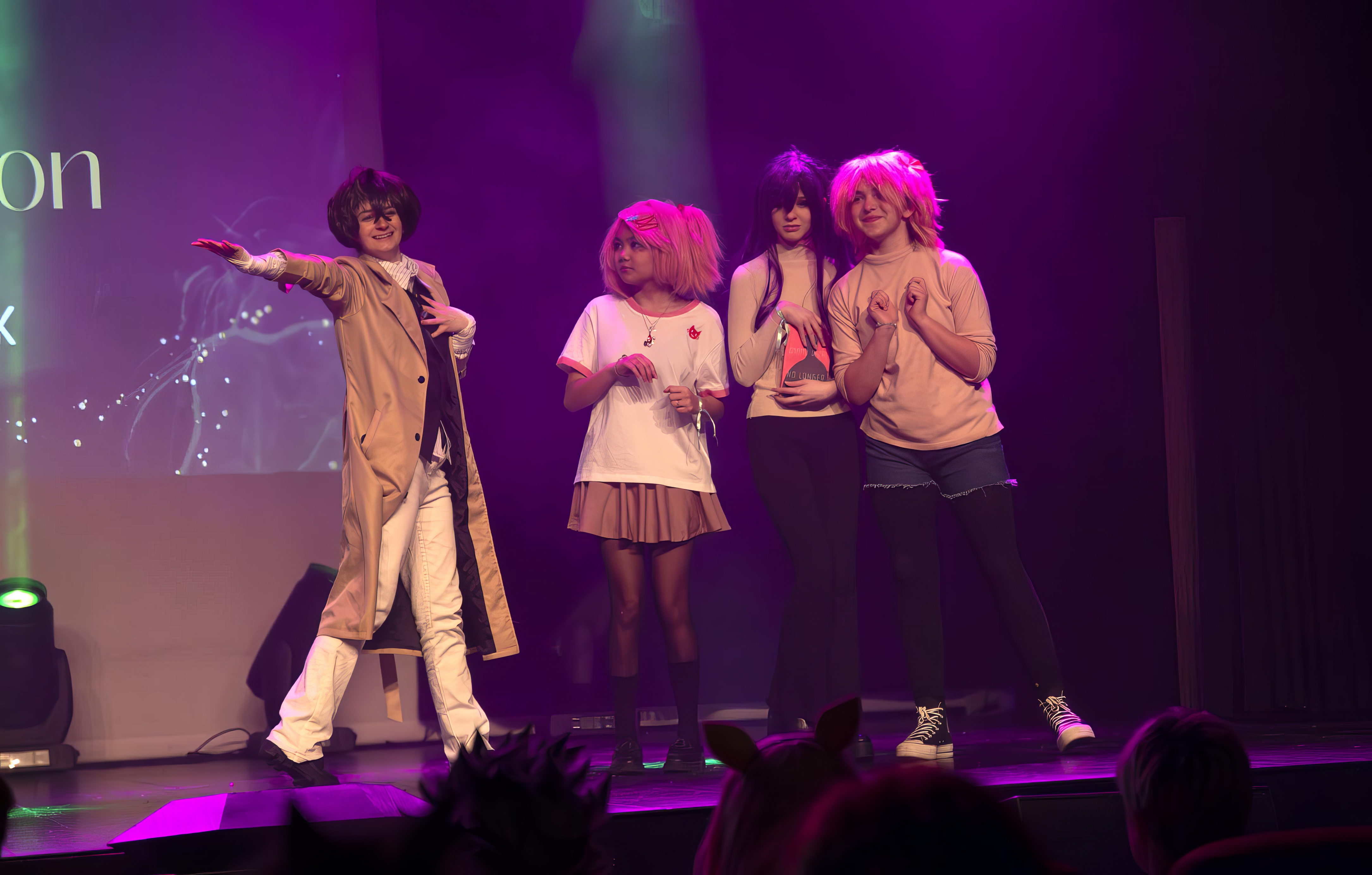 Dazai Osama fra den japanske mangaserien 'Bungou Stray Dogs' sammen med Natsuki, Yuri og Sayori fra den visuelle romanen 'Doki Doki literature Club'