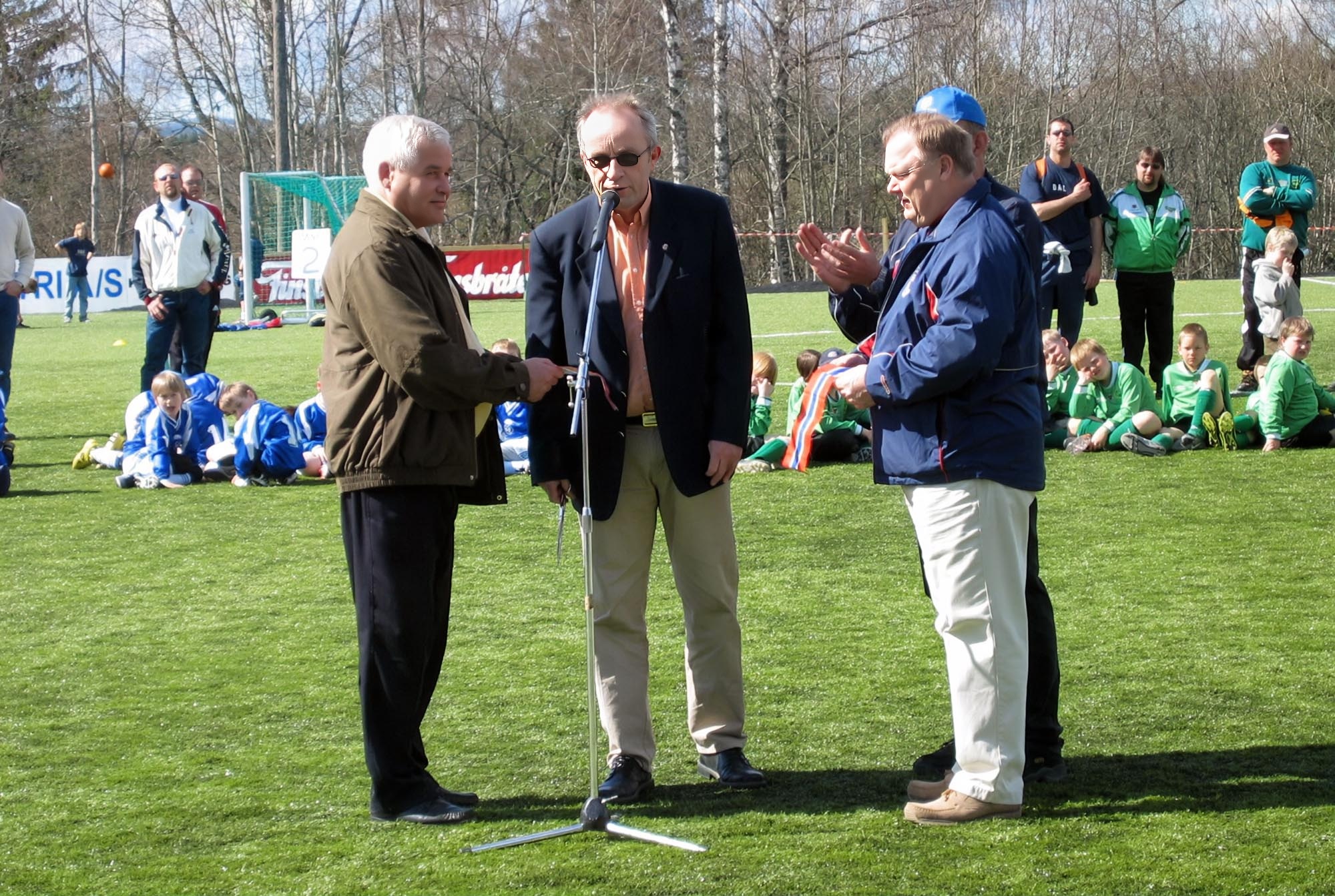 Jon H. Nordbrekken fikk æren av å klippe snora Jon H. Nordbrekken fikk æren av å klippe snora
