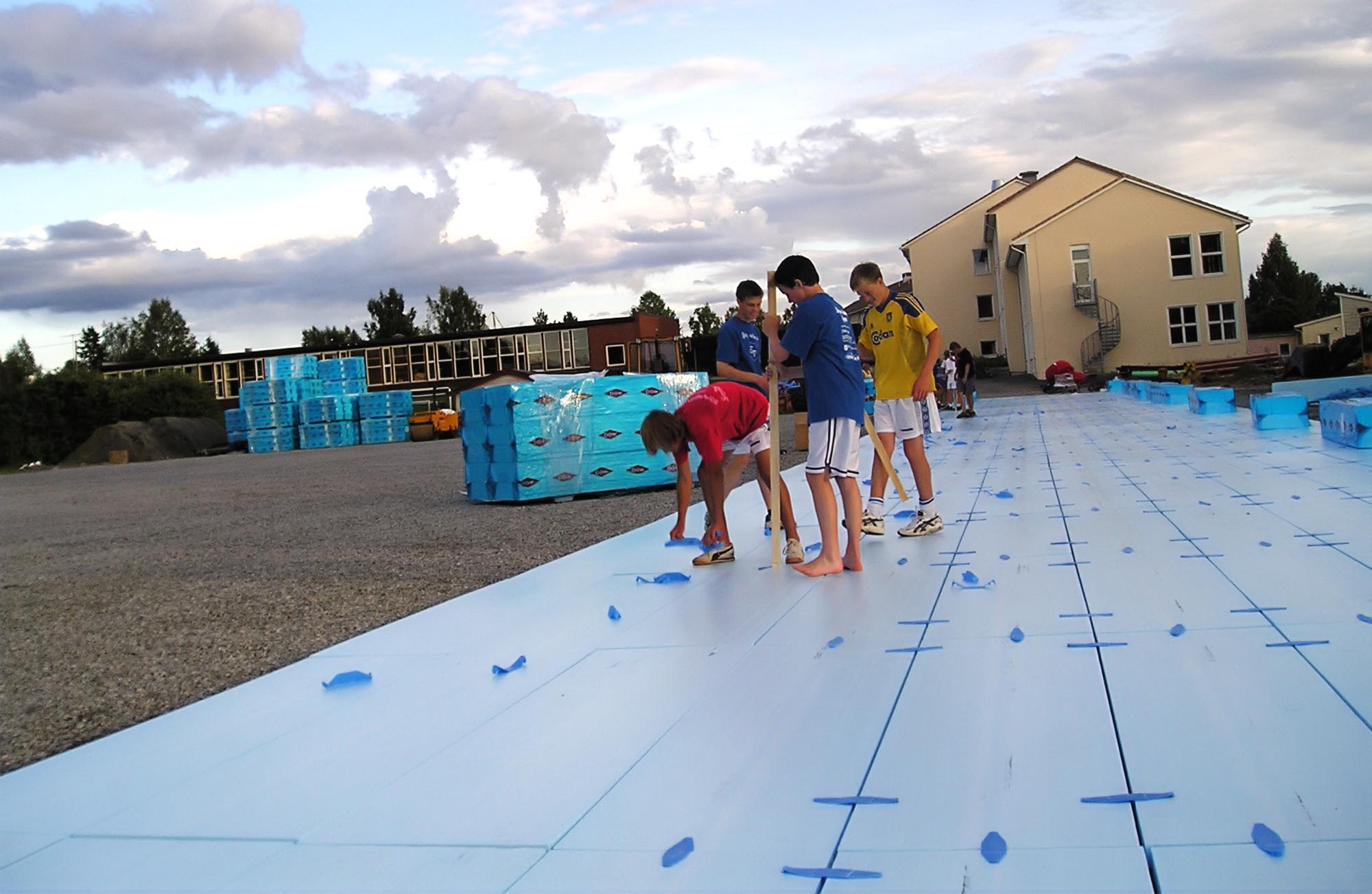 Dugnad på den fremtidige kunstgressbanen ved Eidsvollhallen 12. august 2003 Dugnad på den fremtidige kunstgressbanen ved Eidsvollhallen 12. august 2003