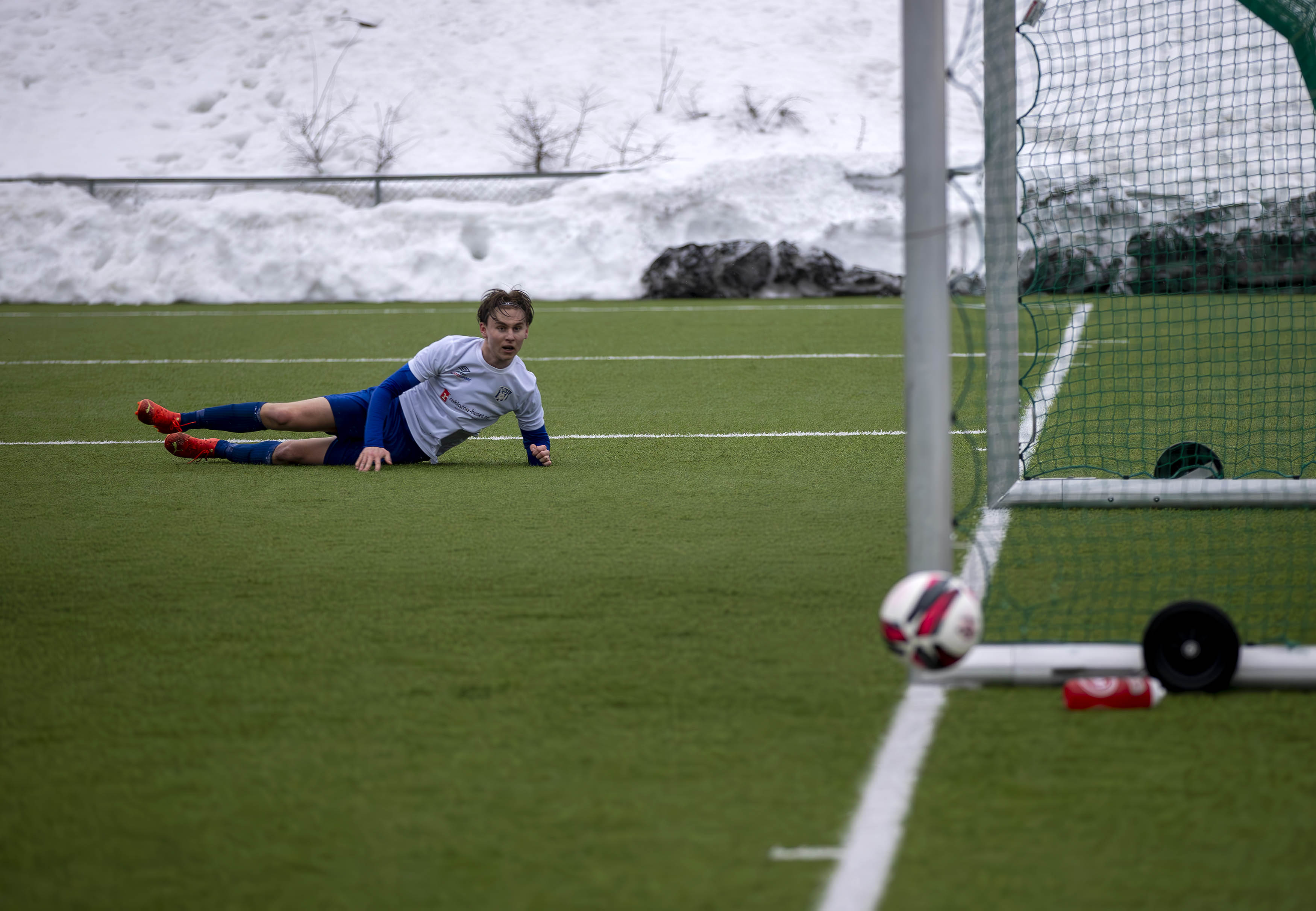 Bøn-spilleren ser ballen rulle på feil side av stolpen Bøn-spilleren ser ballen rulle på feil side av stolpen