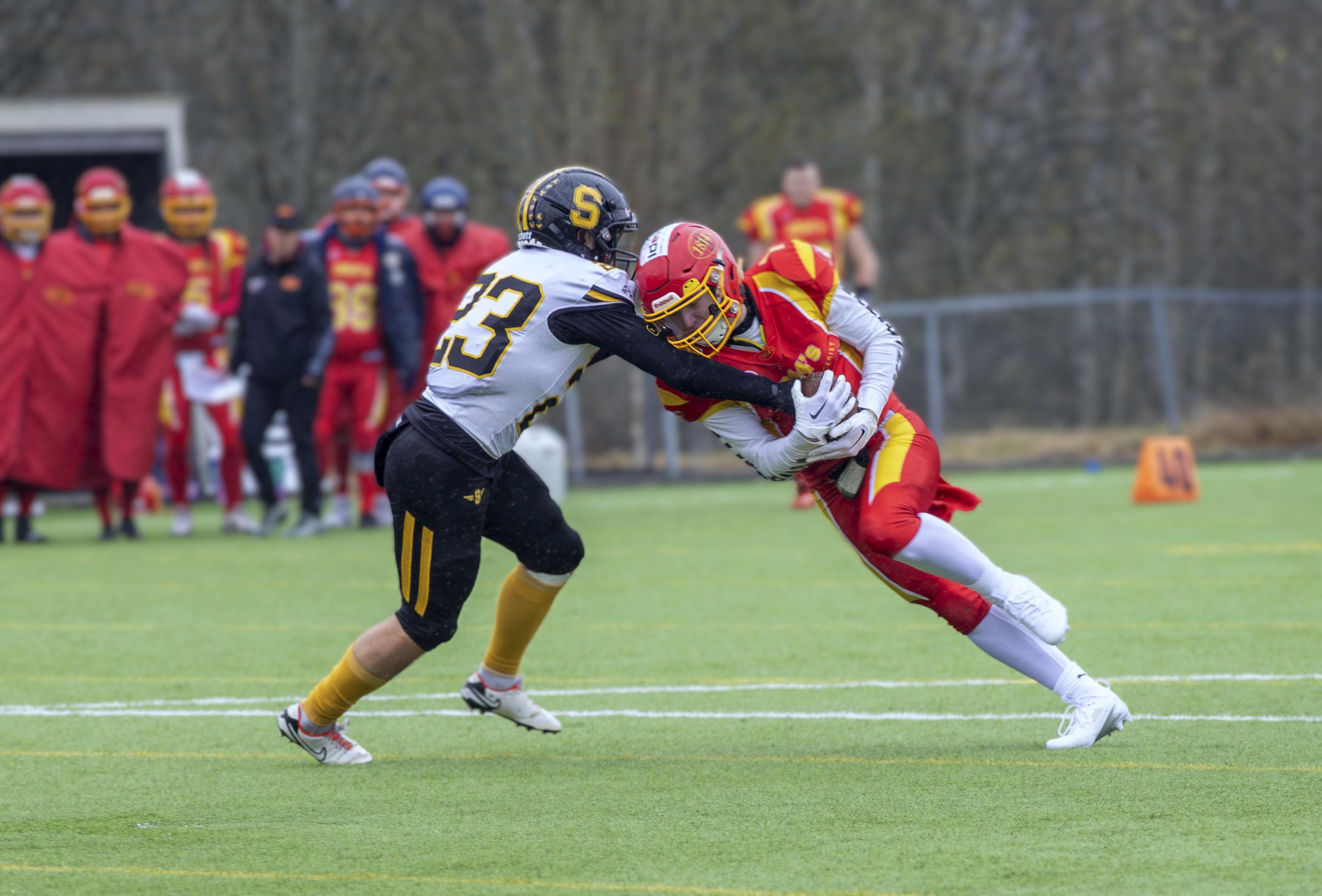 Eidsvoll 1814's vs. Lillestrøm Starfighters: Espen Waagen gjør seg klar for taklingen som kommer Eidsvoll 1814's vs. Lillestrøm Starfighters: Espen Waagen gjør seg klar for taklingen som kommer