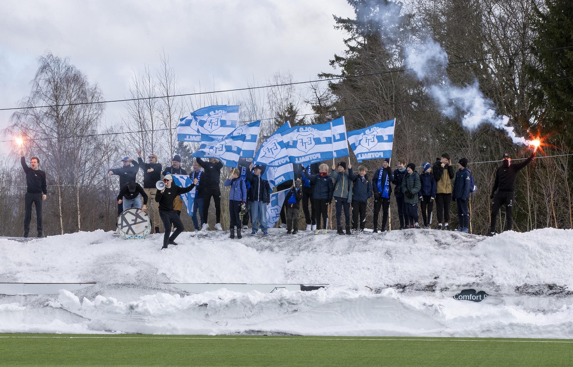 Søndag var det seriestart på Myhrer, og denne gjengen på 'store stå' skapte stemning i 2x45 minutter Søndag var det seriestart på Myhrer, og denne gjengen på 'store stå' skapte stemning i 2x45 minutter