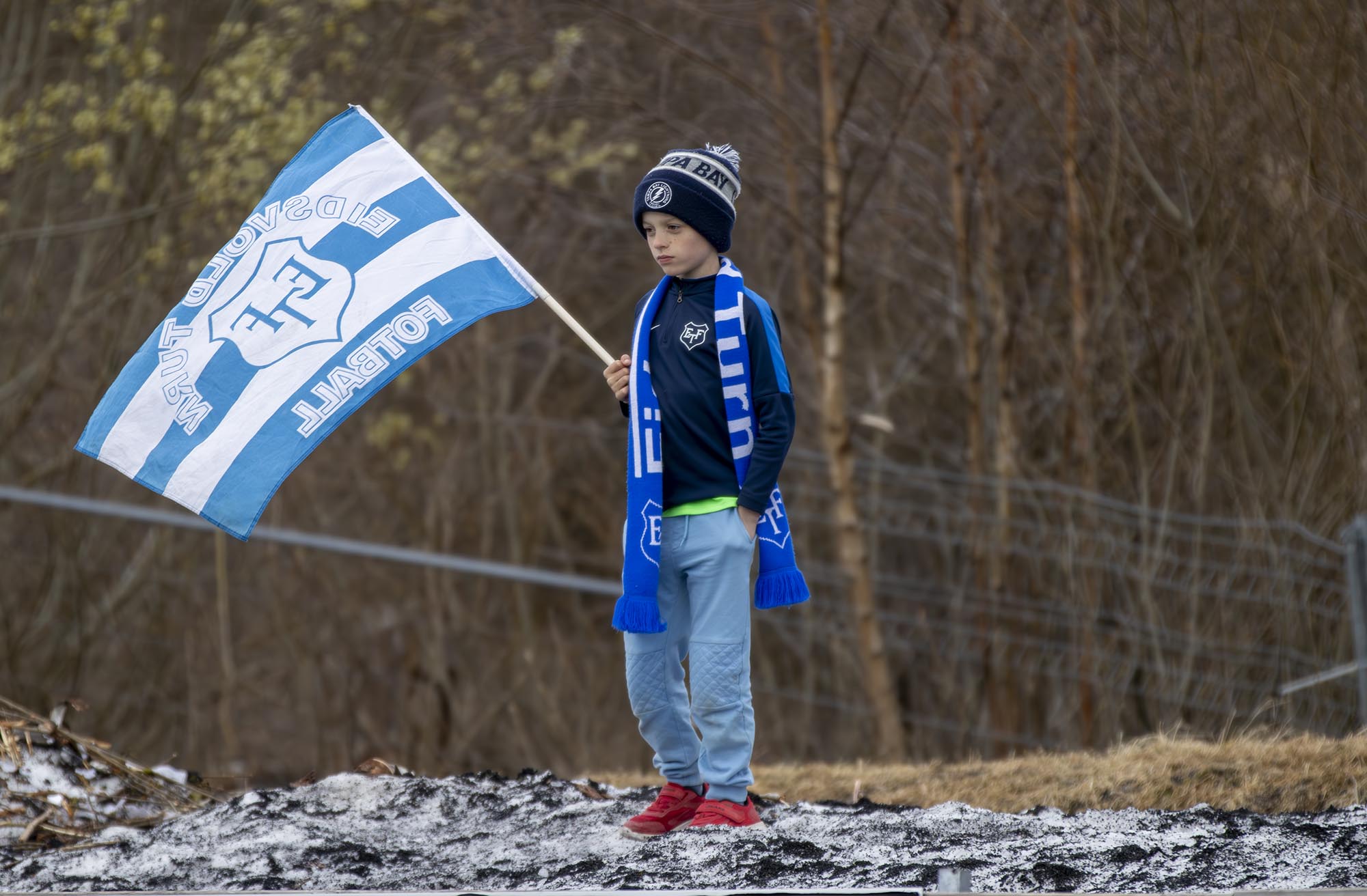 Det var glissent på tribunen, men denne sjarmøren på store snøhaug holdt fortet Det var glissent på tribunen, men denne sjarmøren på store snøhaug holdt fortet