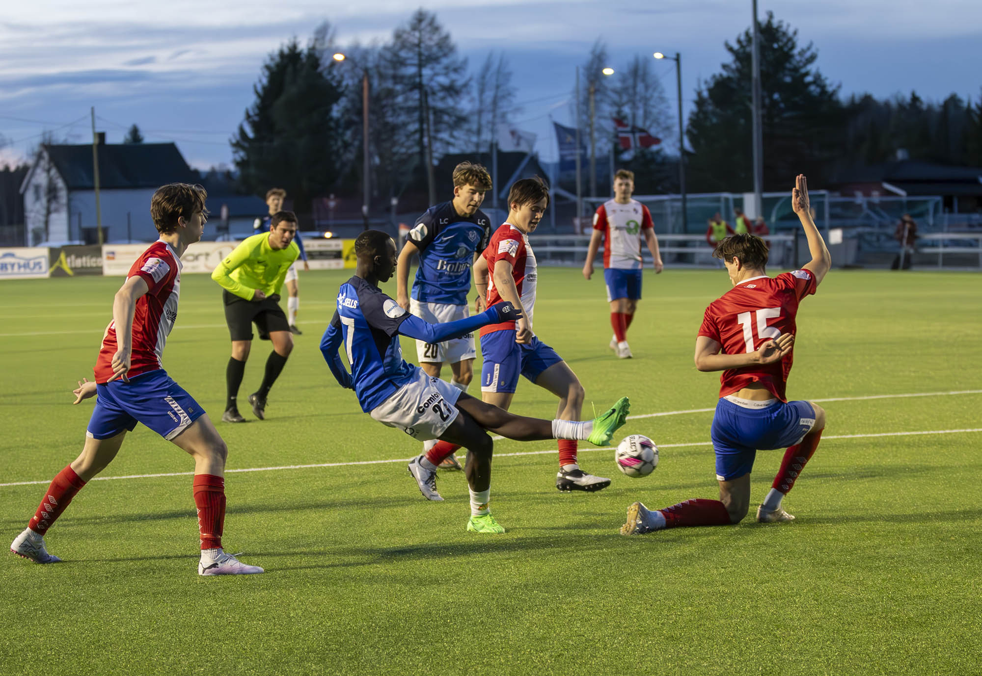 Kara Bandeh prøver seg med et skudd, men en FUVO-forsvarer blokkerer forsøket Kara Bandeh prøver seg med et skudd, men en FUVO-forsvarer blokkerer forsøket
