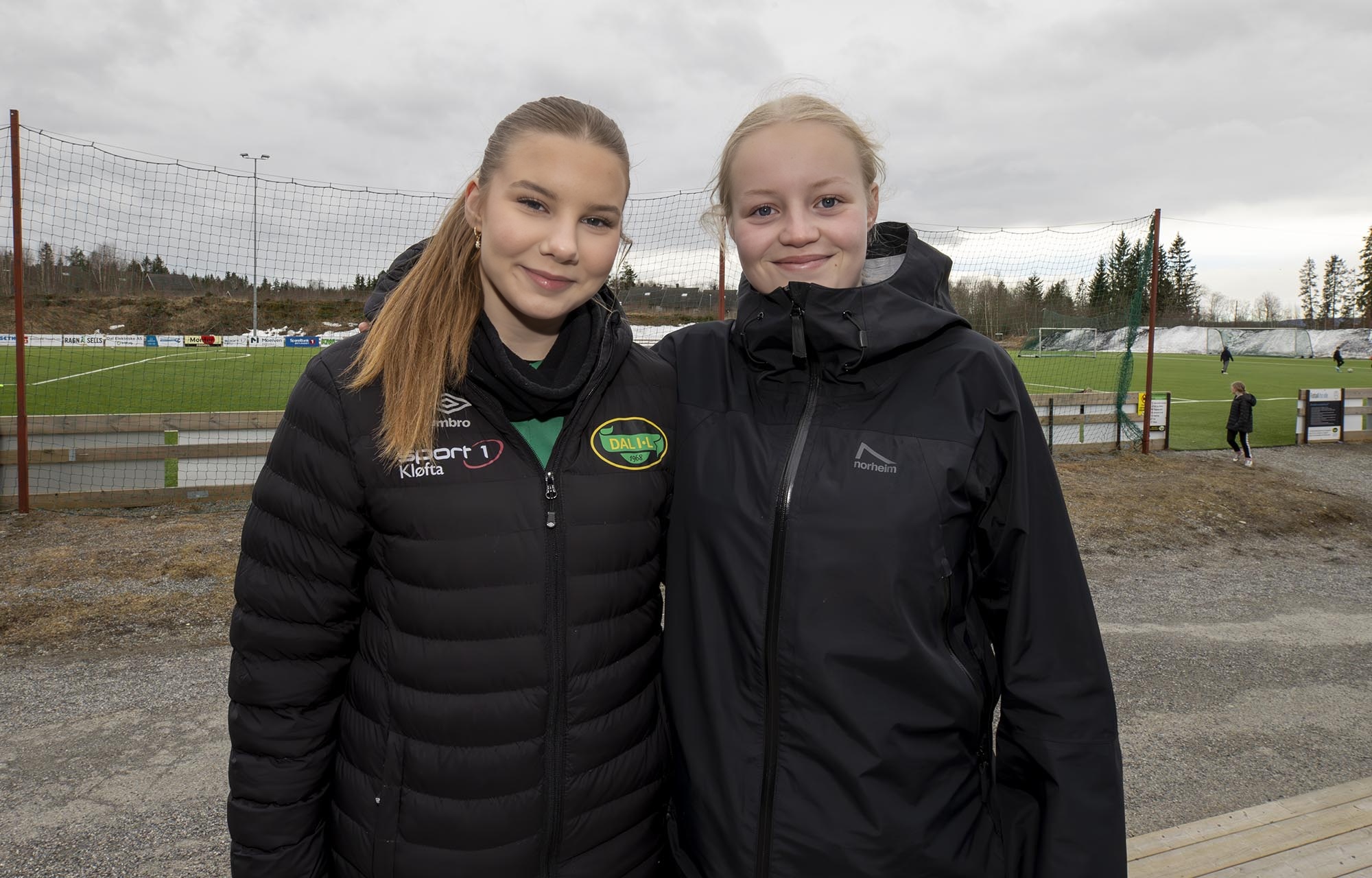 Nora Rasmussen Sandersen og Sanne Bakken går i 9. klasse på Råholt ungdomsskole