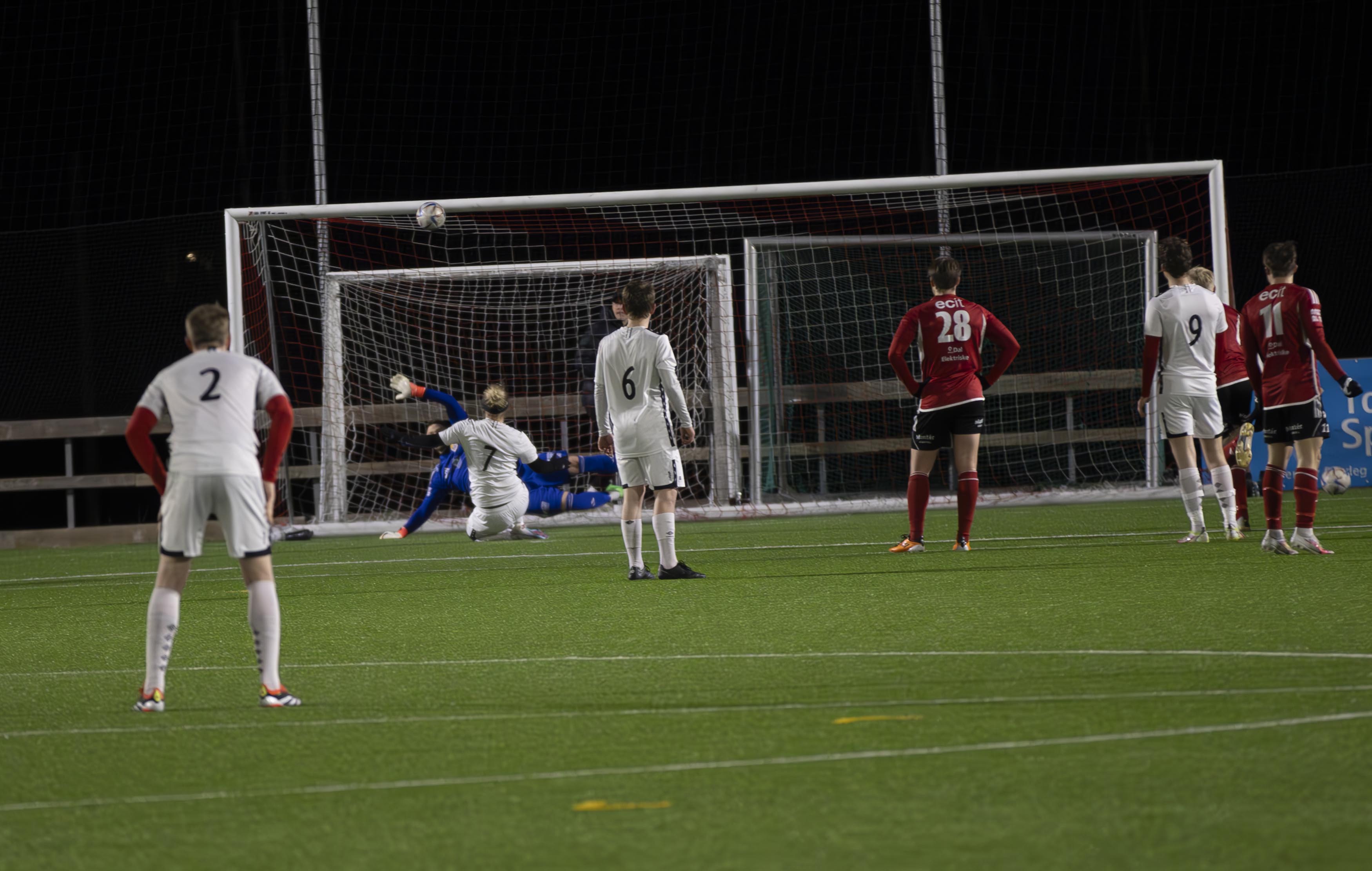 Kim-Andr&eacute; Brenna setter straffesparket i tverrliggeren