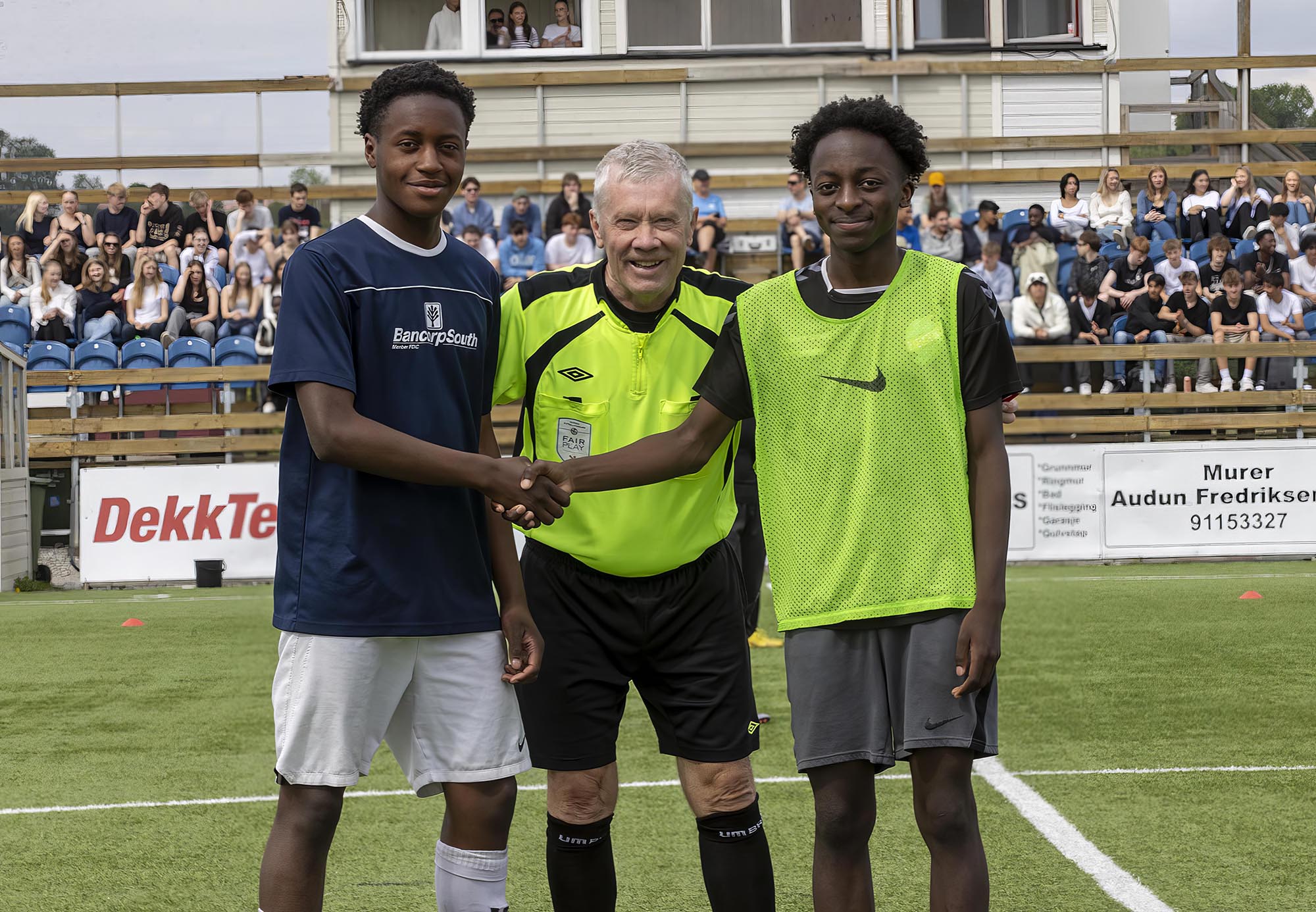 Terje Juven var dommer, og veteranen hadde som vanlig stålkontroll på hendelsene ute på kunstgresset
