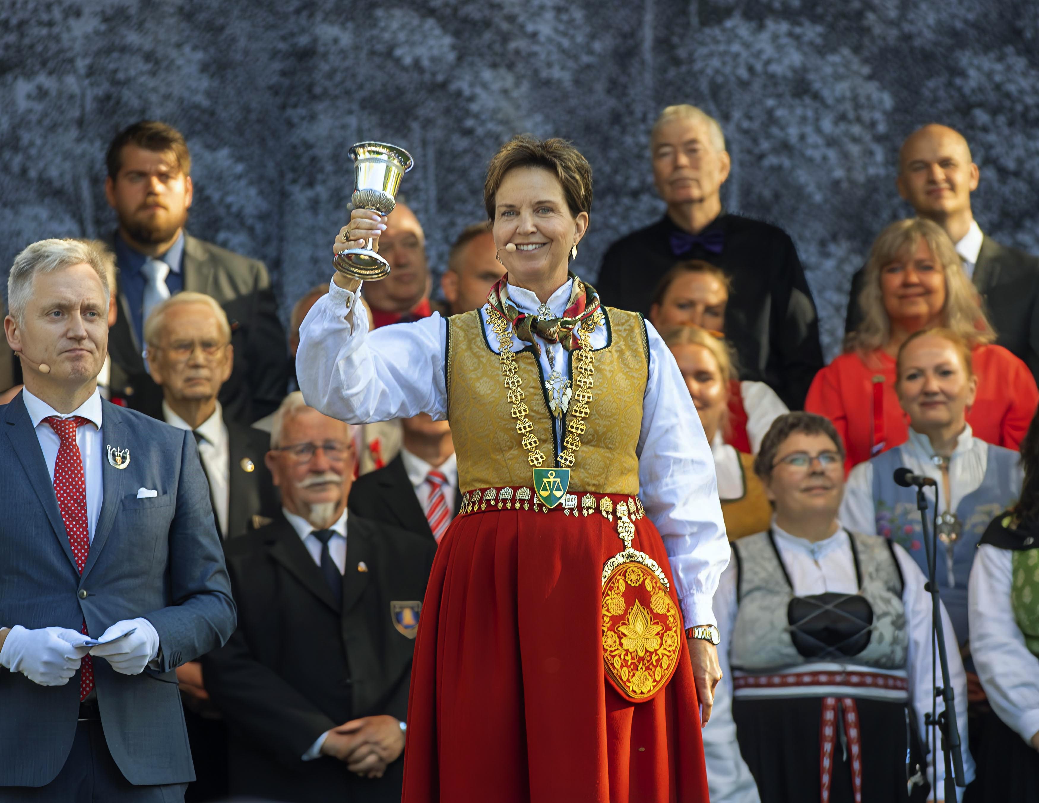 Nina Kristengård med Wergelands skål