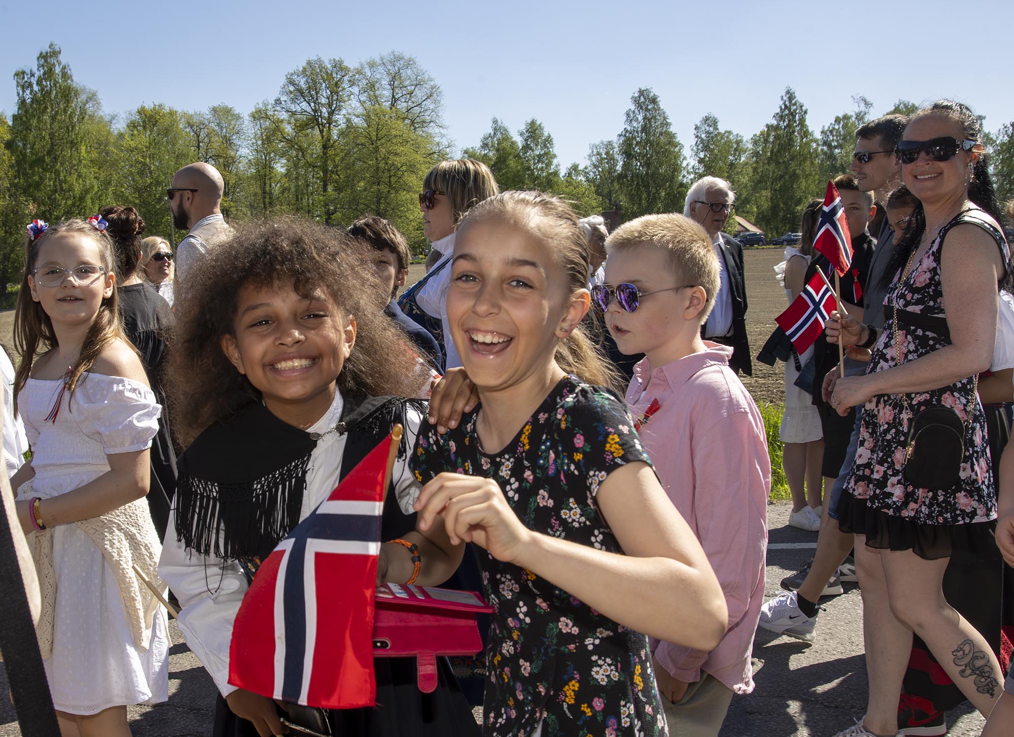 Til tross for varmen var det meget god stemning i barnetoget