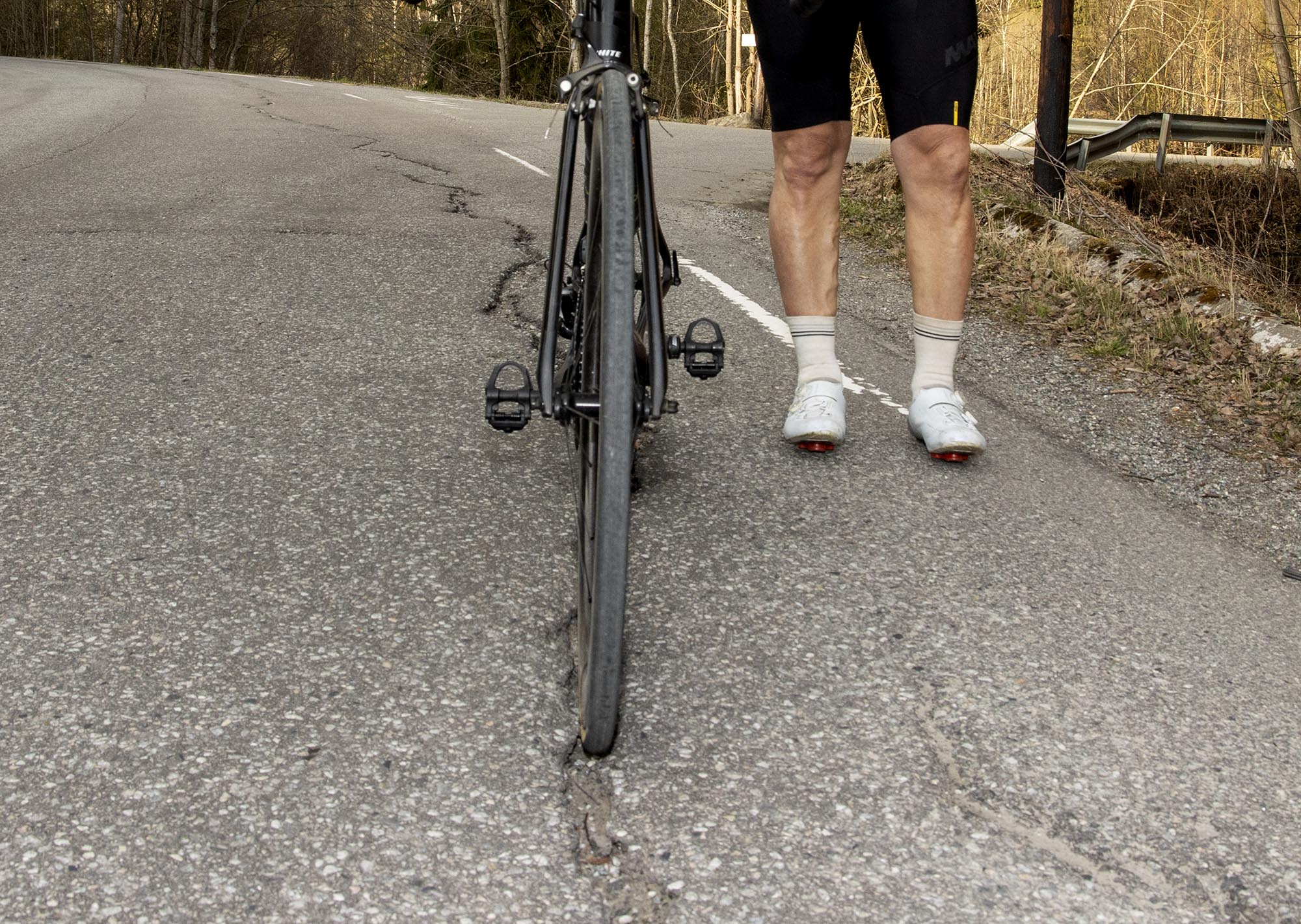 Ikke bare er det skummelt å ferdes langs Nyvegen. Det er også farlig å ferdes på selve veien. Enkelte steder er nemlig sprekkene i asfalten så brede og dype at sykkelhjulet setter seg fast Ikke bare er det skummelt å ferdes langs Nyvegen. Det er også farlig å ferdes på selve veien. Enkelte steder er nemlig sprekkene i asfalten så brede og dype at sykkelhjulet setter seg fast
