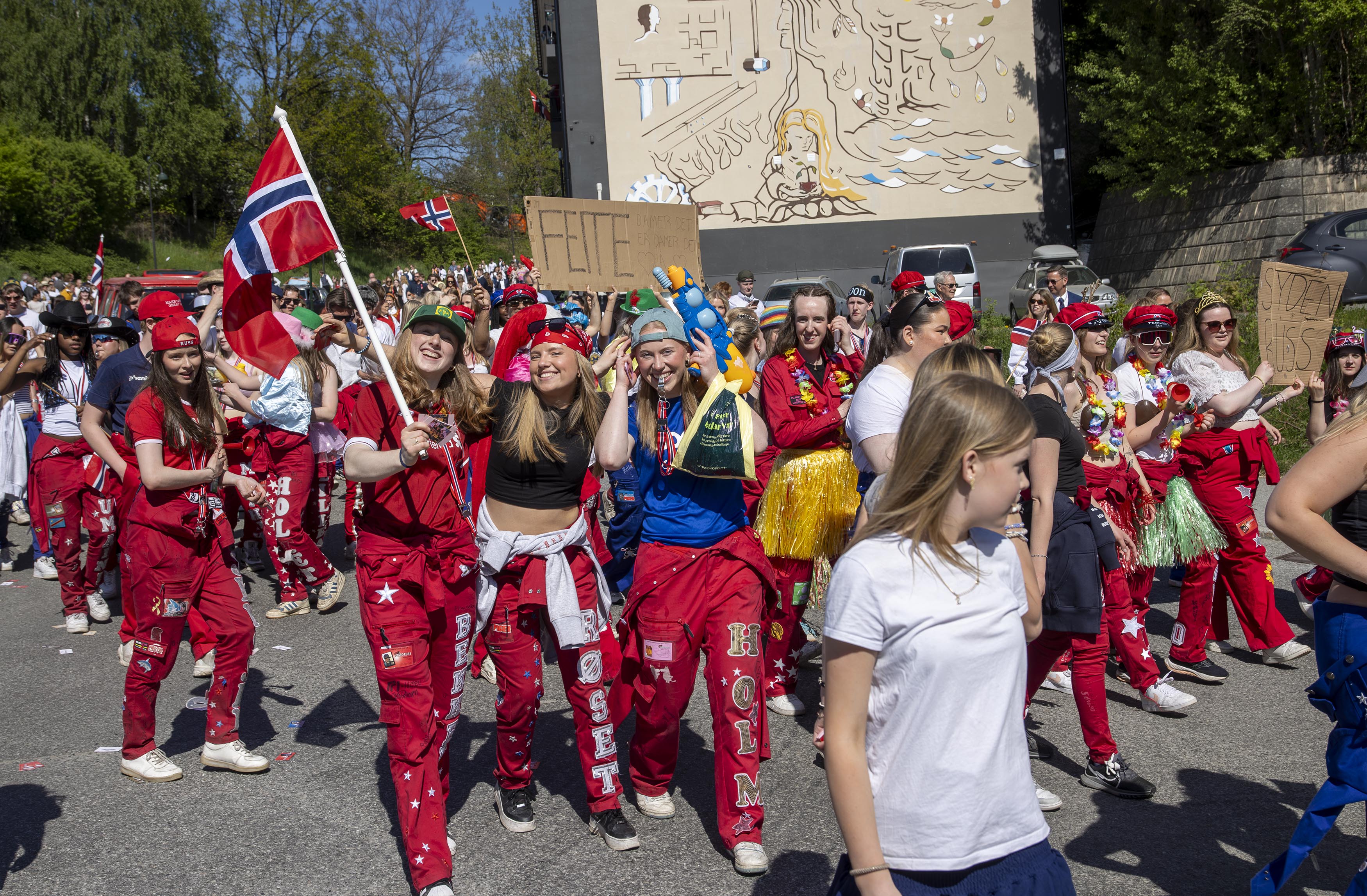 Noen timer før gikk det tradisjonelle russetoget fra Eidsvoll videregående skole til Sundet