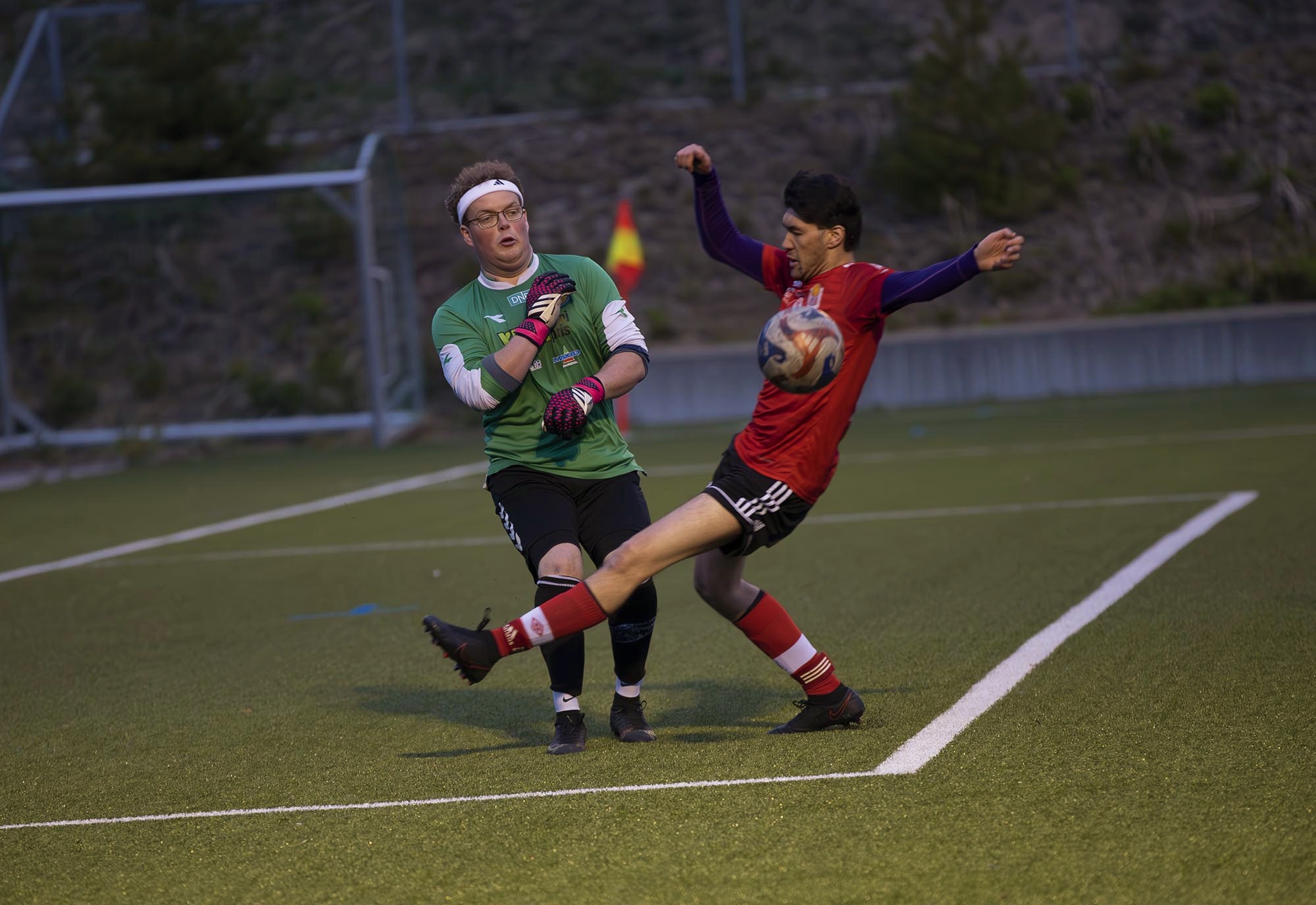 Her får NEIL-keeper Marius Patrik Lindman Sjølie snart frispark.....