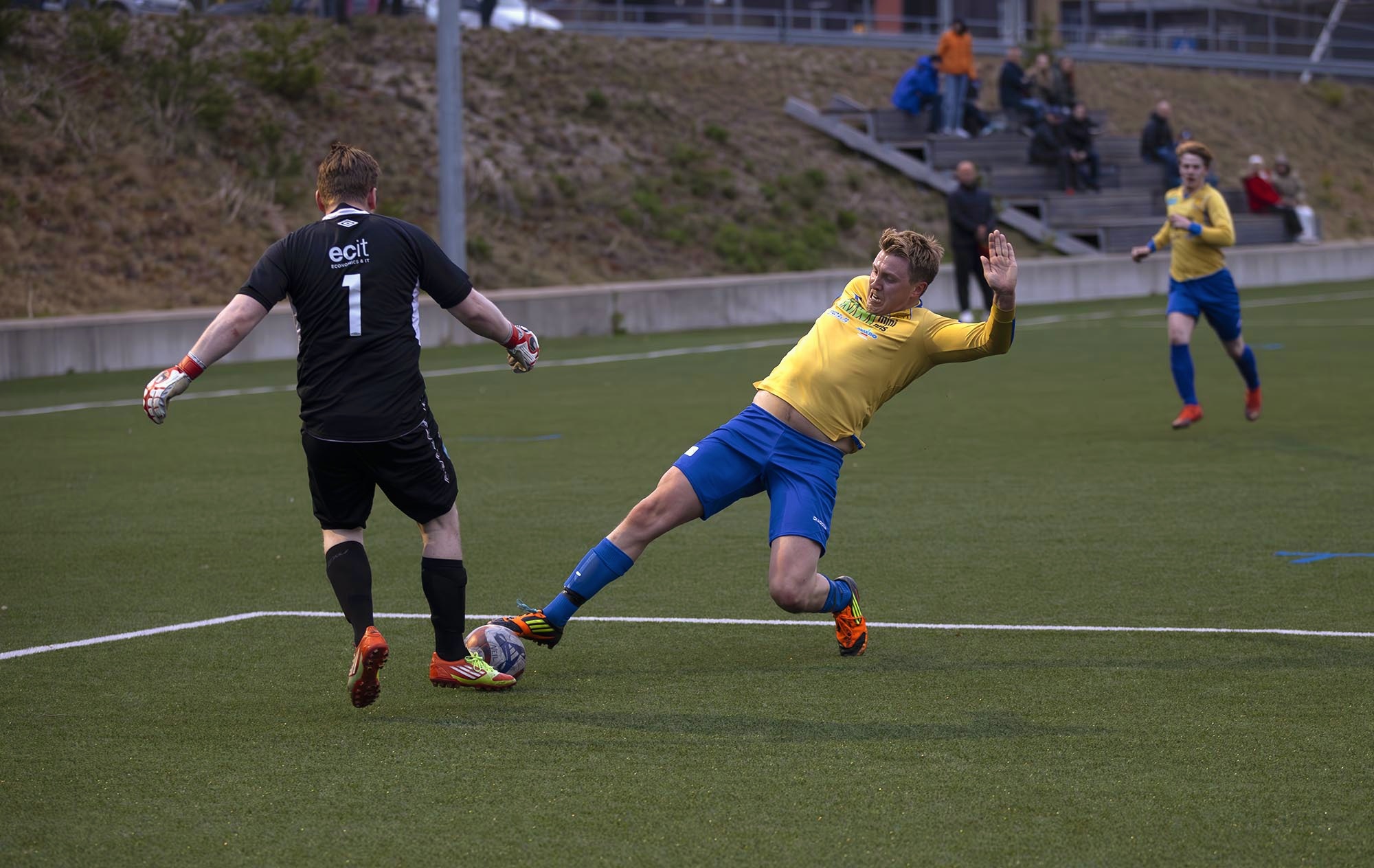 EIF-keeper Eivind Aleksander Simonsen klarerer rett før Ola Sandbæk når fram