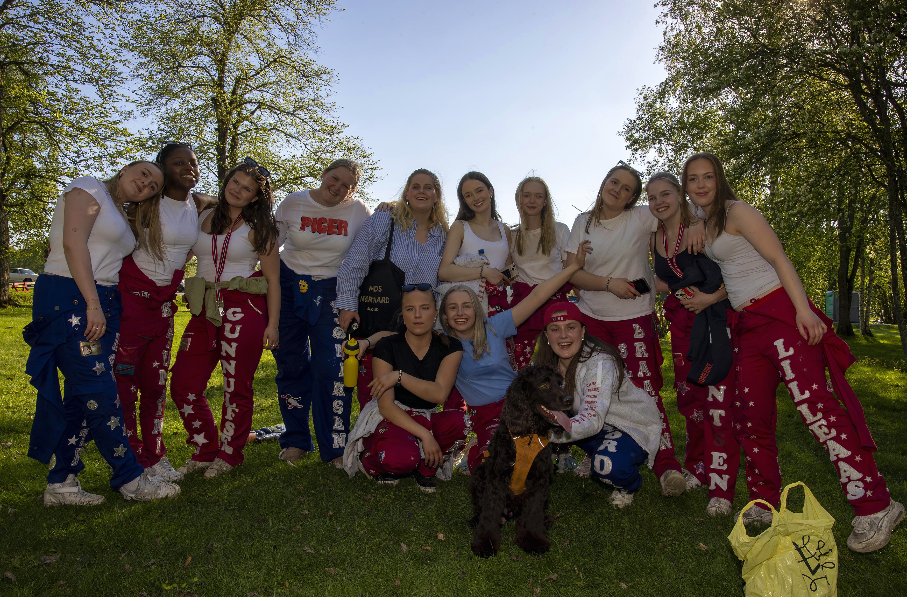Russetiden er snart over. Disse russejentene fant vi bak scena i parken