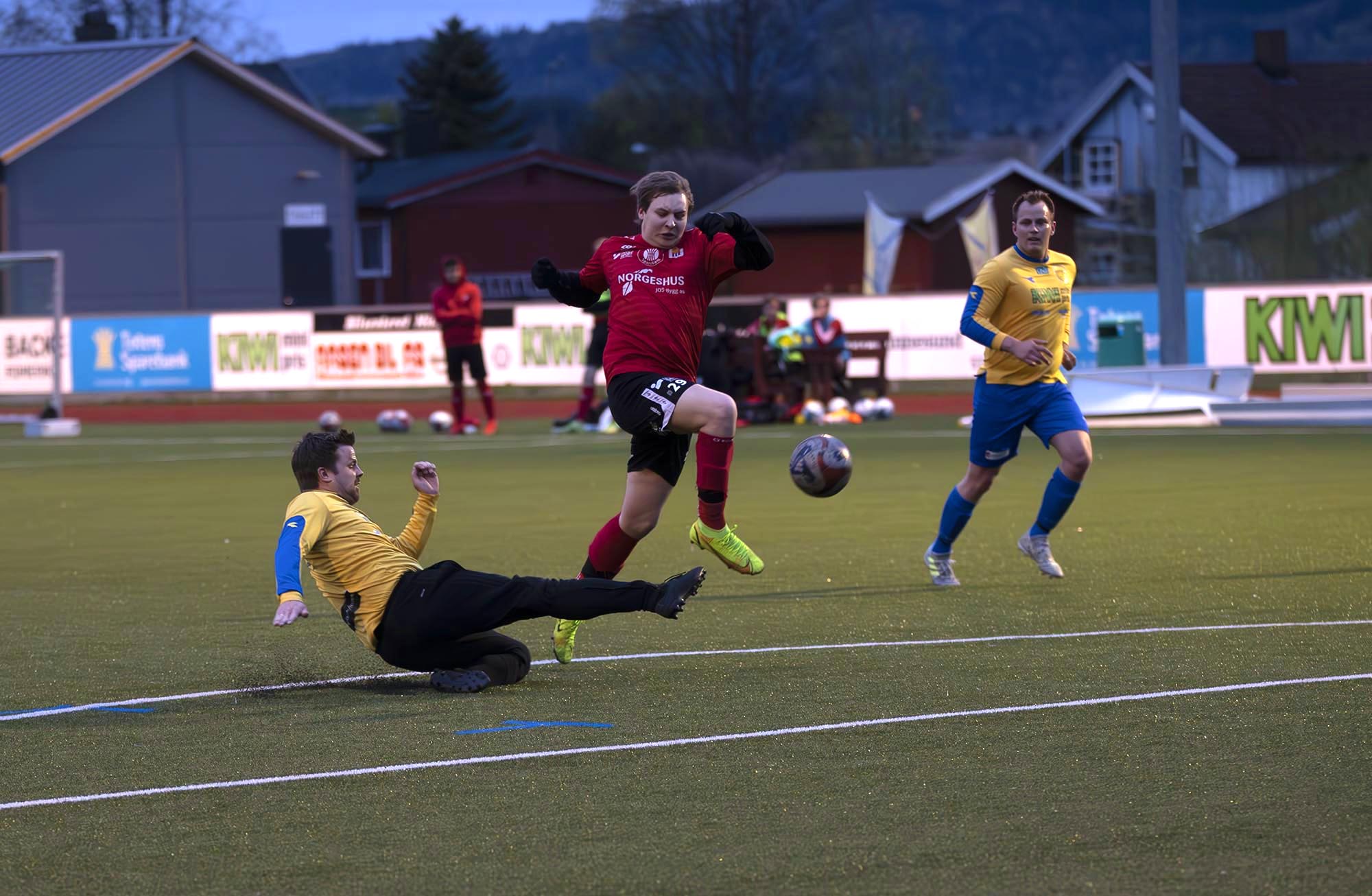 Her spørs det om ikke Lars Rom redder NEIL fra et mål imot