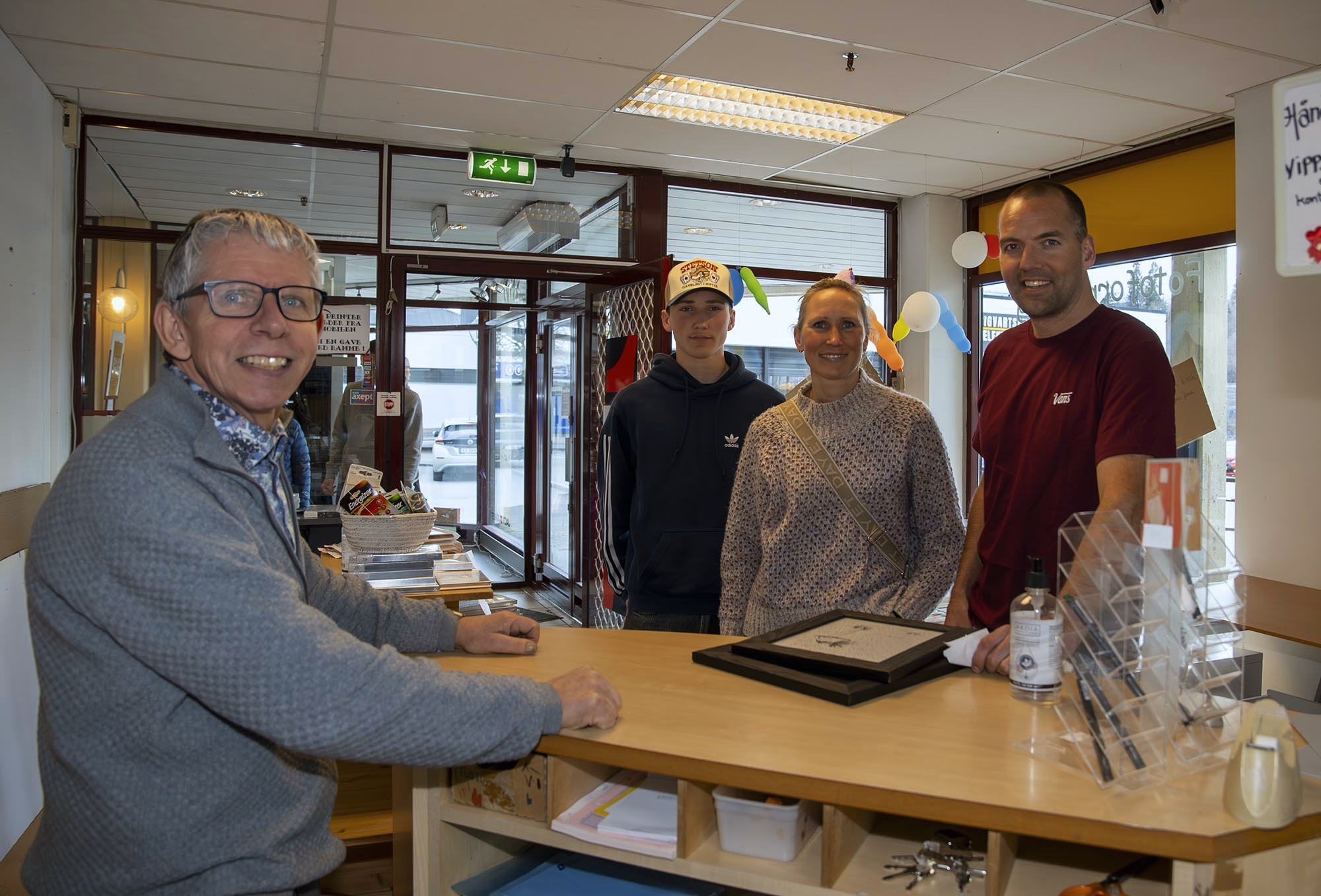 Rammehjørnets aller siste kunder. Fra venstre Thorstein Krohn-Sandholt, Merete Sandholt og Kristian Krohn Rammehjørnets aller siste kunder. Fra venstre Thorstein Krohn-Sandholt, Merete Sandholt og Kristian Krohn