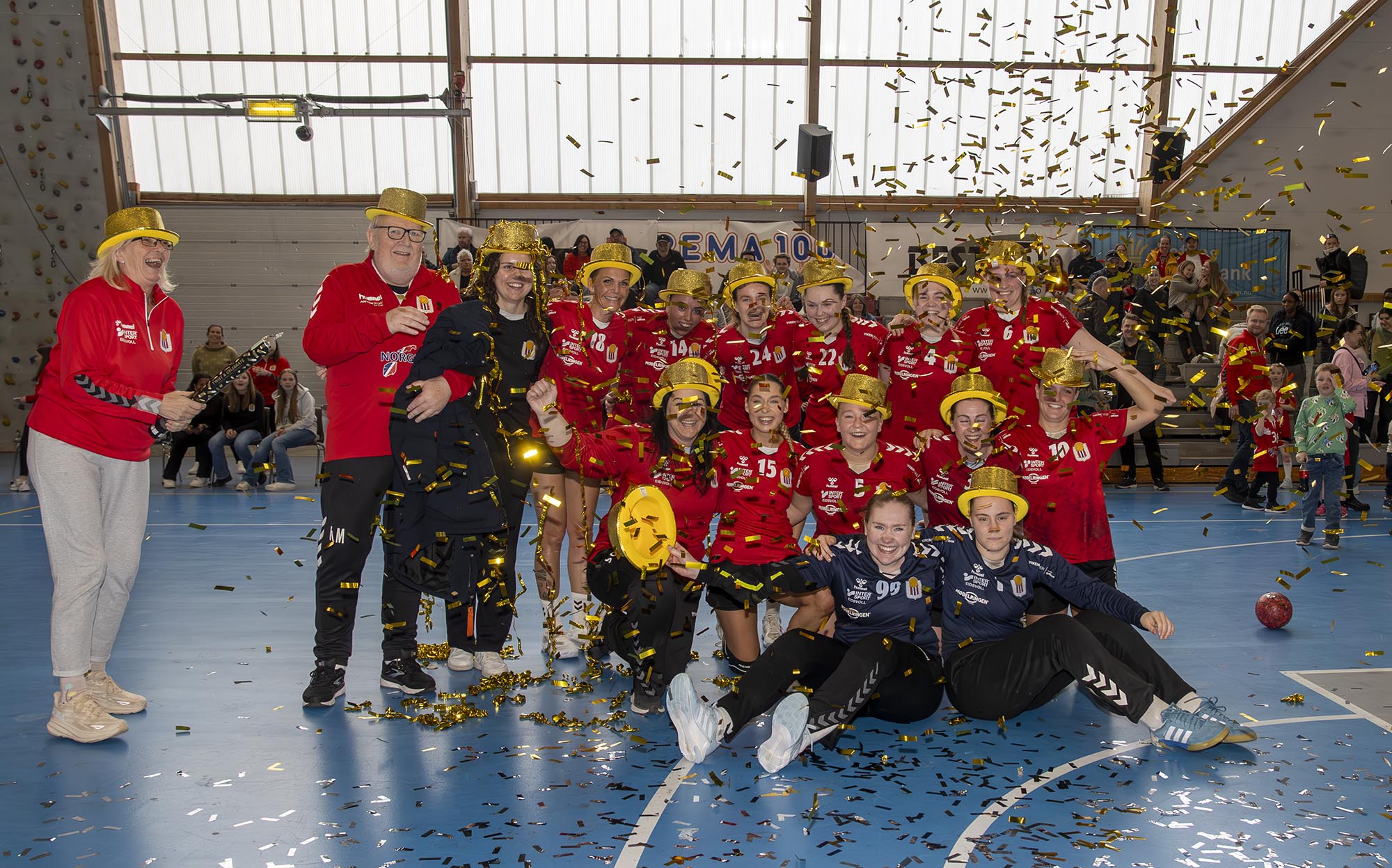 Opprykksjubel: Damelaget til EIF er klare for 3. divisjon, og etter kampen mot Eidsvold Turn var det gullfeiring i Råholthallen Opprykksjubel: Damelaget til EIF er klare for 3. divisjon, og etter kampen mot Eidsvold Turn var det gullfeiring i Råholthallen