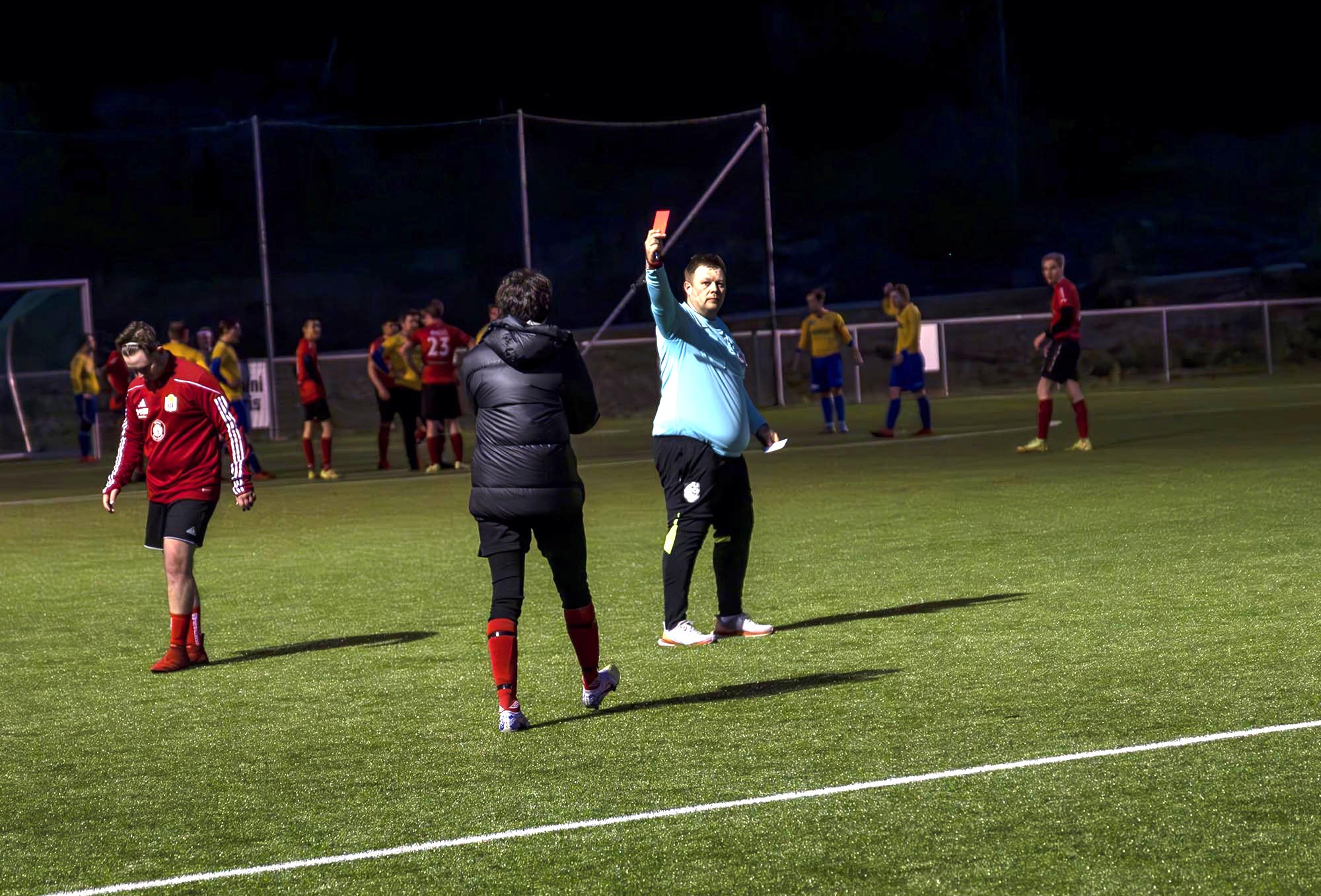 Ole Martin Kjønstad gir EIF-spiller Tor Håkon Langvegg rødt kort på grunn av protester Ole Martin Kjønstad gir EIF-spiller Tor Håkon Langvegg rødt kort på grunn av protester