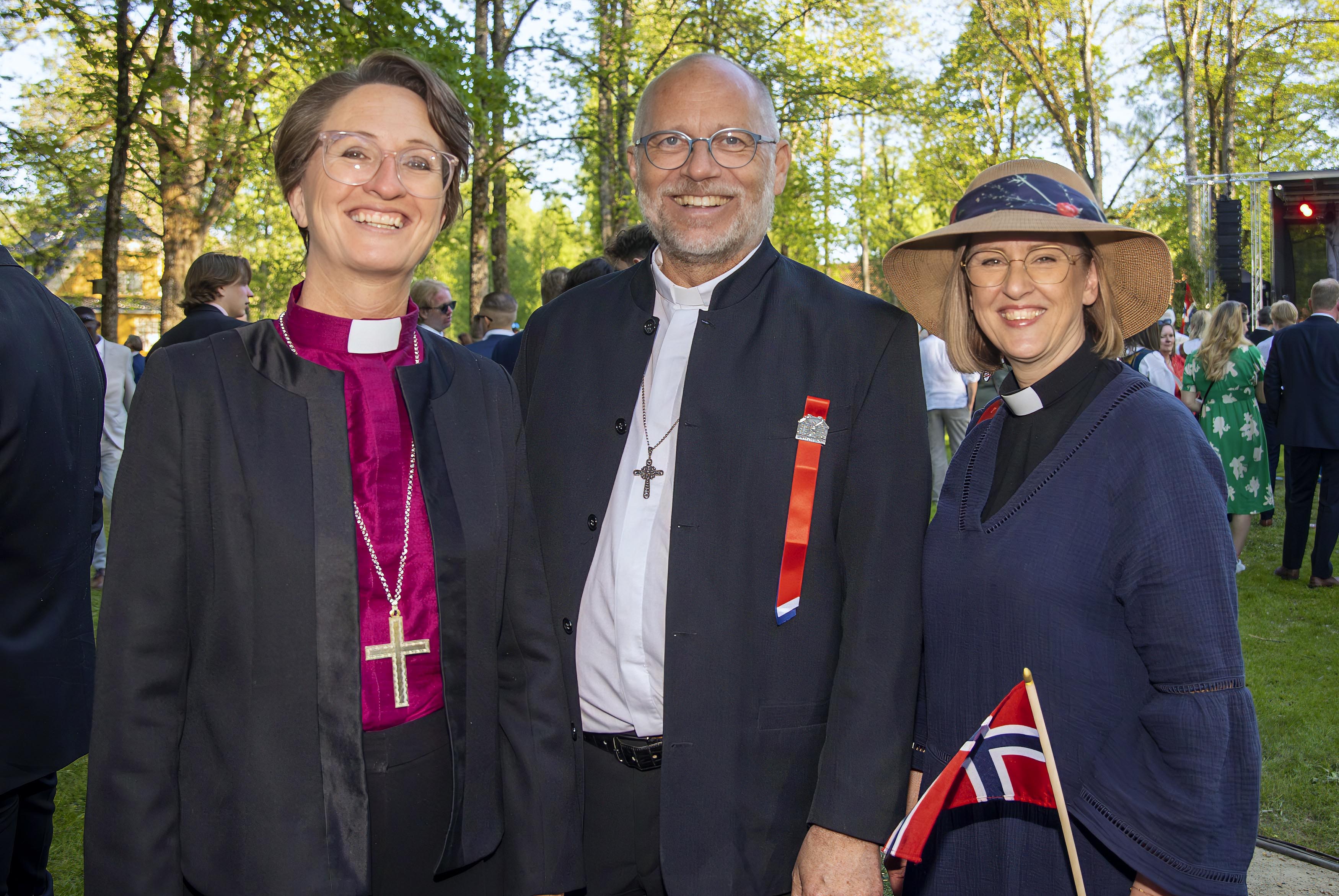Biskop i Borg Kari Mangrud Alvsvåg, Sogneprest i Råholt kirke John Olav Saxlund og Prost på Øvre Romerike Liv Berg Krohn-Hansen koste seg i parken 17. mai 