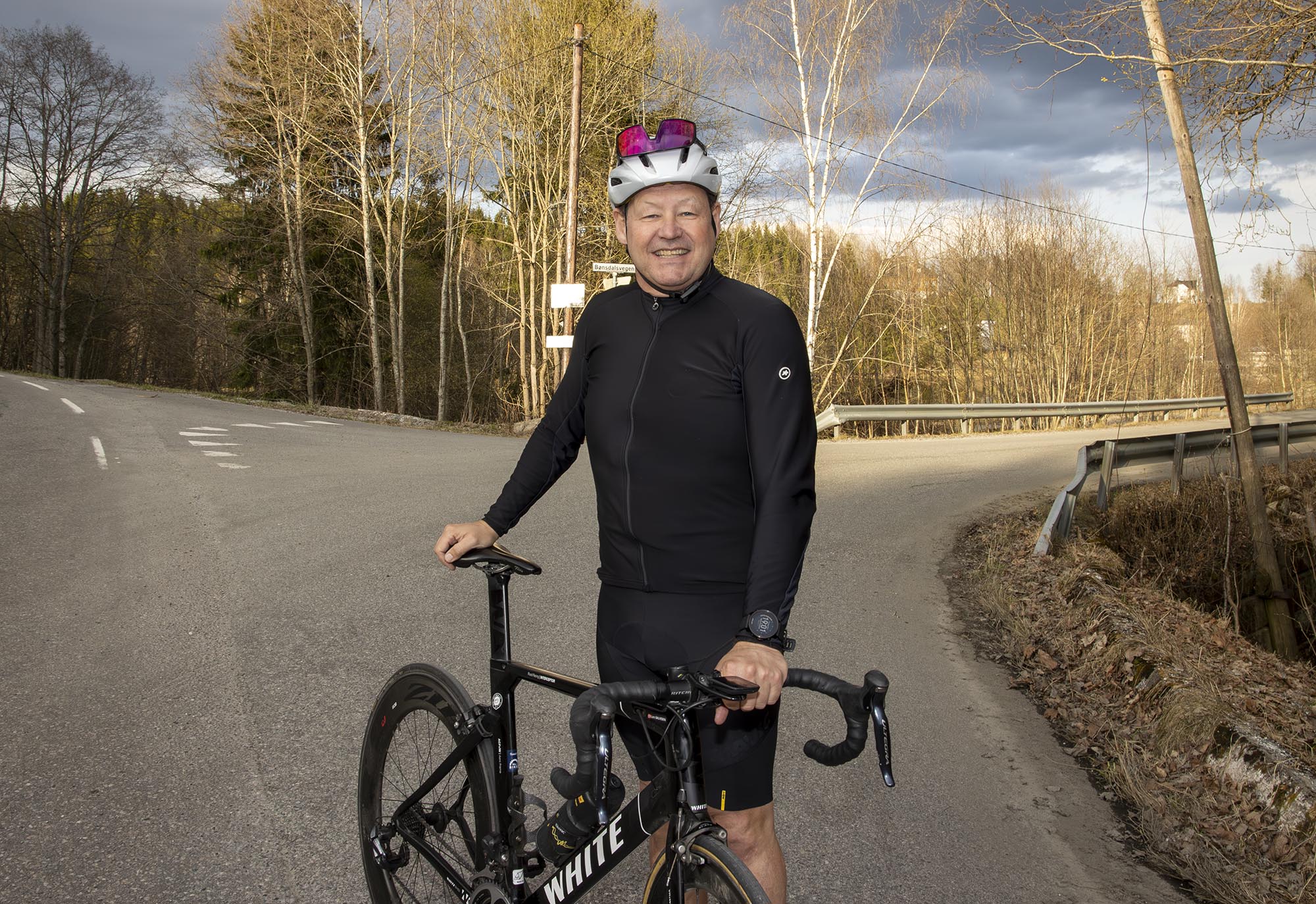 Lars Birger Salvesen er en ivrig syklist så vi inviterte KrF-politikeren med på en tur til Bønsdalen. Her fikk han virkelig kjenne på frykten da bilene suste forbi. - Det er skikkelig skummelt her, og så dårlig vei som det er, sa Salvesen, som om mulig ble enda mer sikker på at denne saken skulle han kjempe for Lars Birger Salvesen er en ivrig syklist så vi inviterte KrF-politikeren med på en tur til Bønsdalen. Her fikk han virkelig kjenne på frykten da bilene suste forbi. - Det er skikkelig skummelt her, og så dårlig vei som det er, sa Salvesen, som om mulig ble enda mer sikker på at denne saken skulle han kjempe for