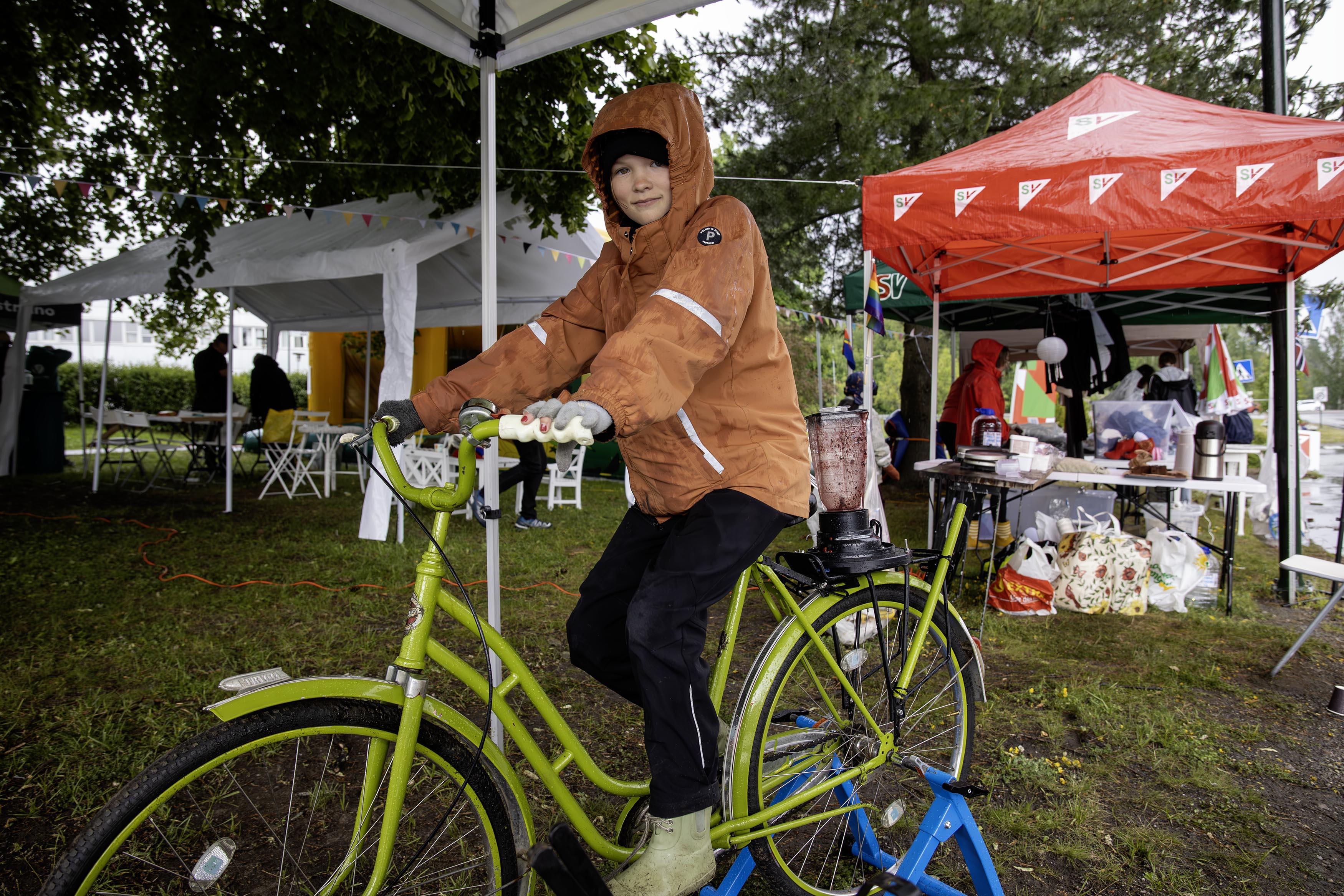 12 år gamle Emma Karoline Solberg tråkker en smoothie på MDGs sykkel