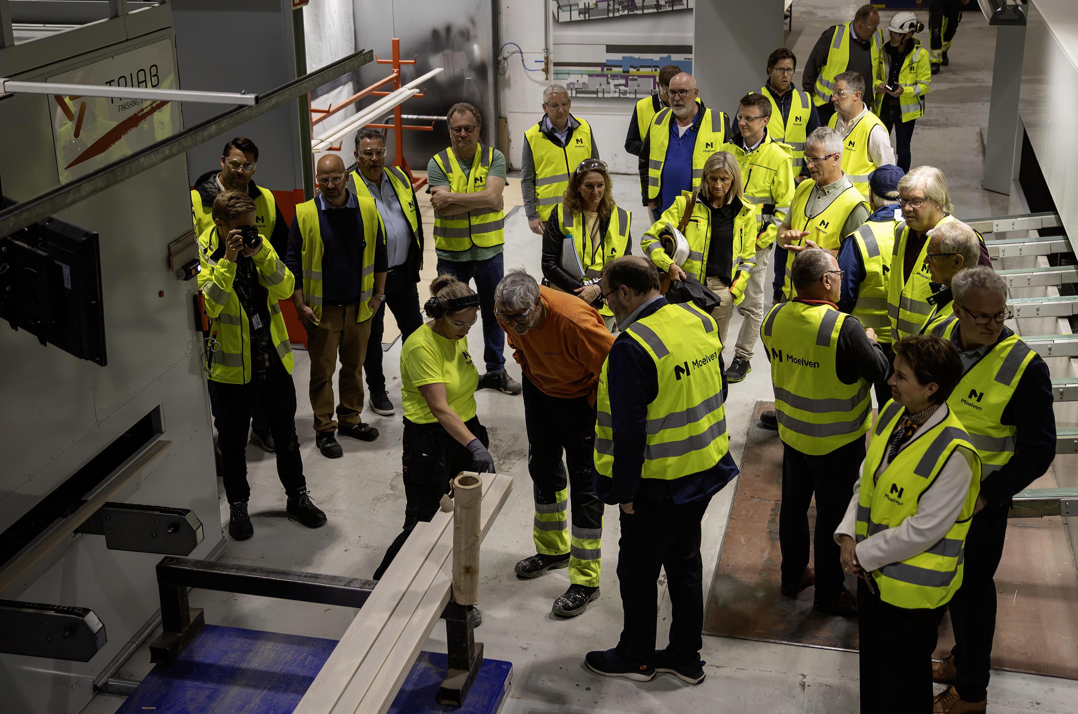 Det var mange til stede under den offisielle åpningen av den nye male- og beiselinja på Myhrer. Øyvind Blakset følger godt med på det operatørene Agnieszka Nowak (med øreklokker) og Lodve Myklebust sier