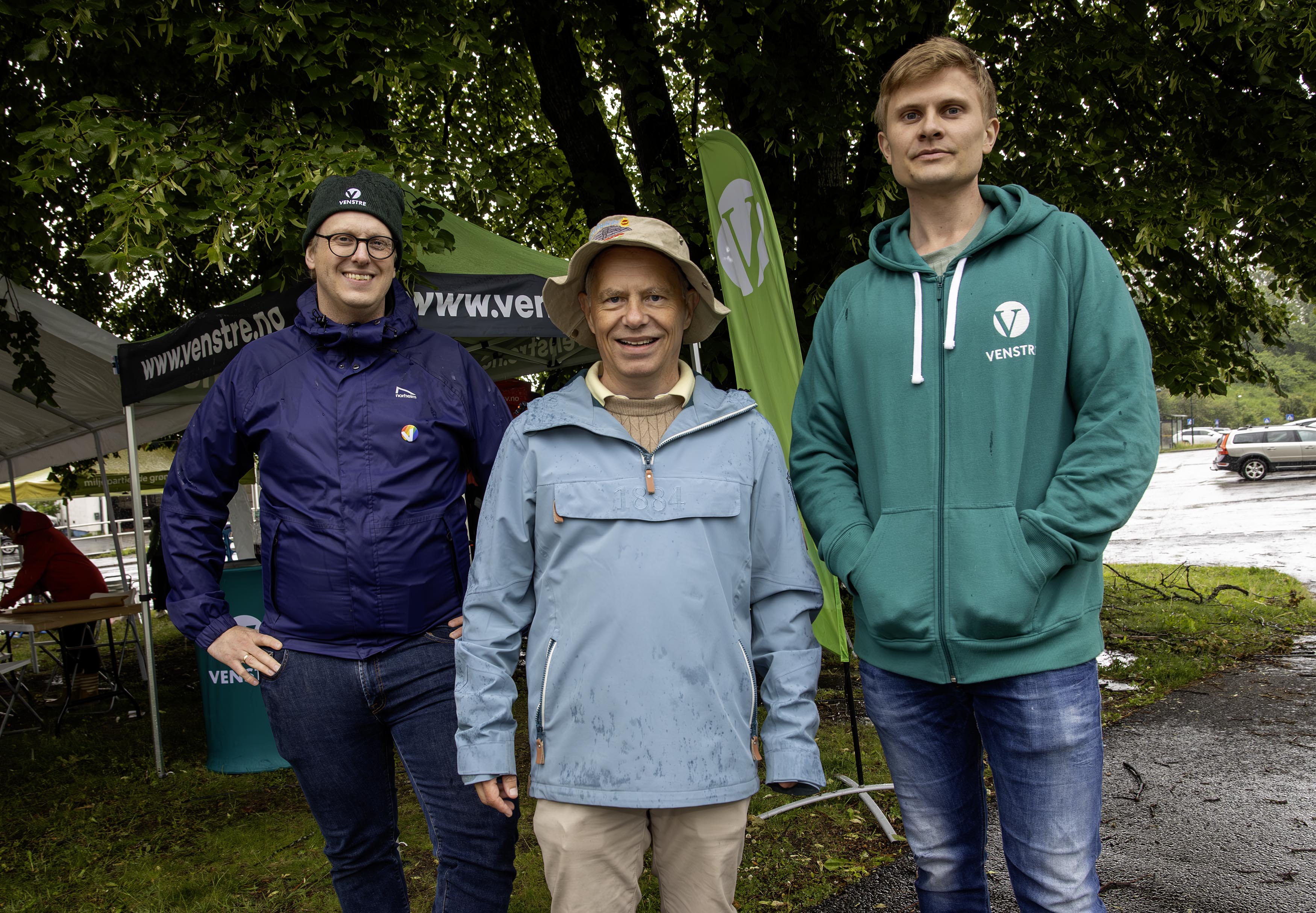 Lite politikk og mye pølse: fra venstre Ole Andreas Sørli-Sidselssønn, Knut Bakkehaug og Daniel Stogner Halvorsen