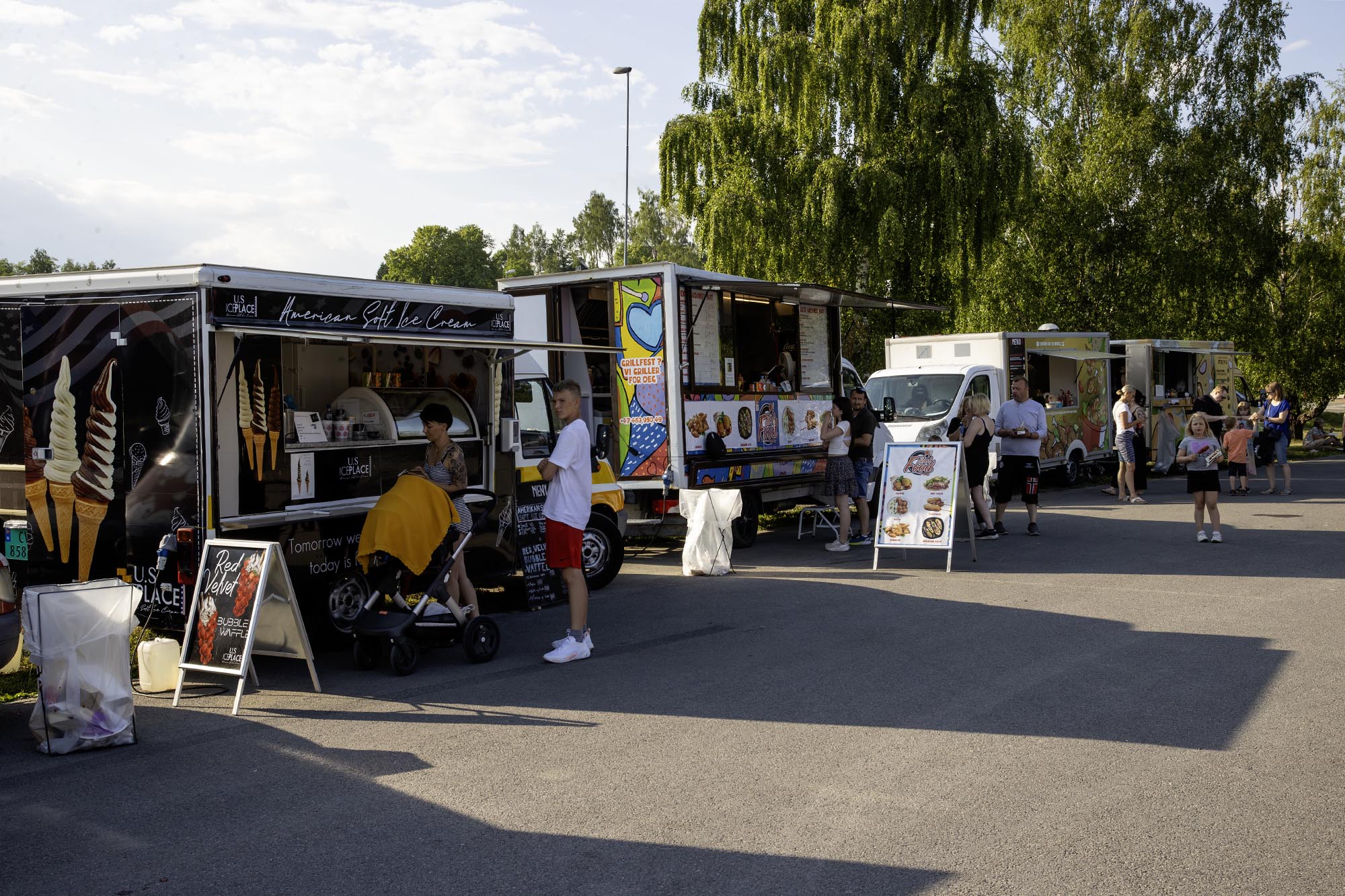 Foodtruckene er på plass også i år, og denne gangen vil de være plassert i Sundets gater. Her blir smakløkene satt på prøve fra Streets of Napoli med sin deilige pizza, Waffle Factory som tilbyr Belgiske vafler og is, Empanadafabrikken som lager velsmakende Empanadas og mye annet