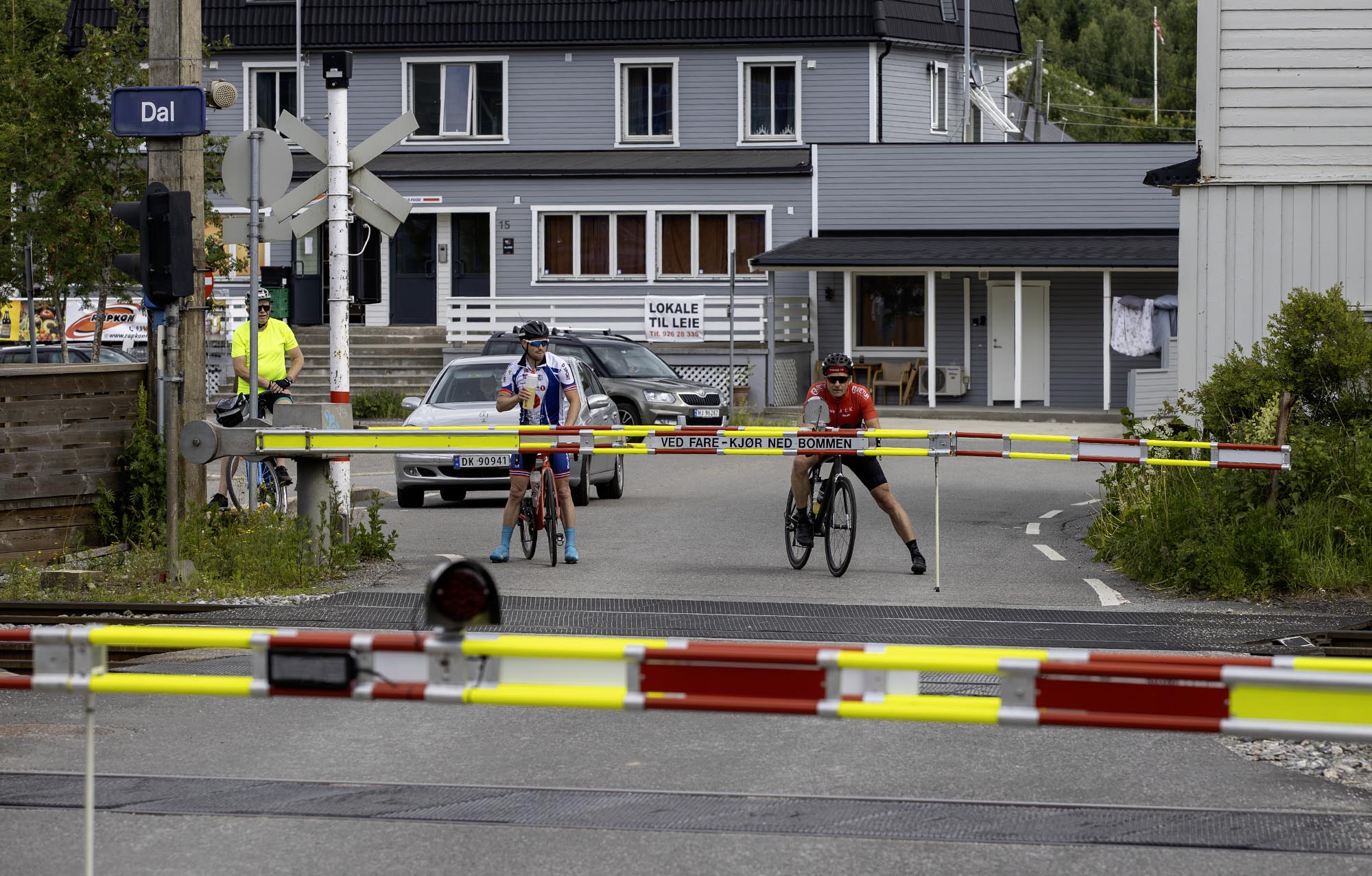 Var man 'uheldig' måtte syklistene vente på toget på Dal stasjon Var man 'uheldig' måtte syklistene vente på toget på Dal stasjon