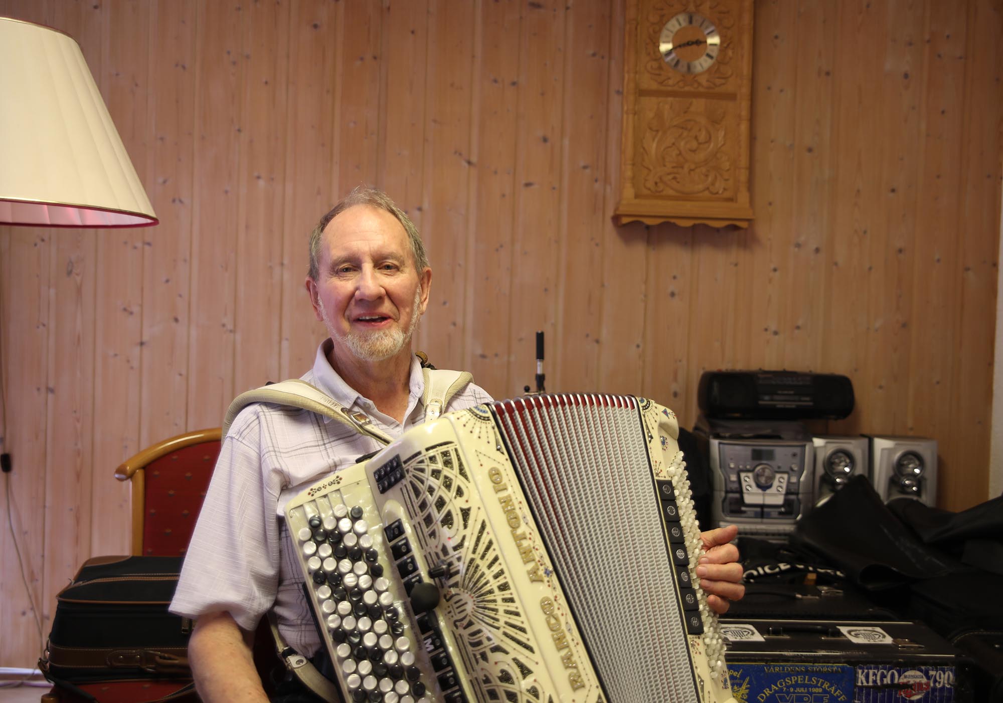 Ingeniør Magnar Tronsgård (83) bor på Mattisholtet, og det er her han komponerer trekkspill-låter, skriver engasjerte brev til myndighetene og følger med på det som skjer i verden