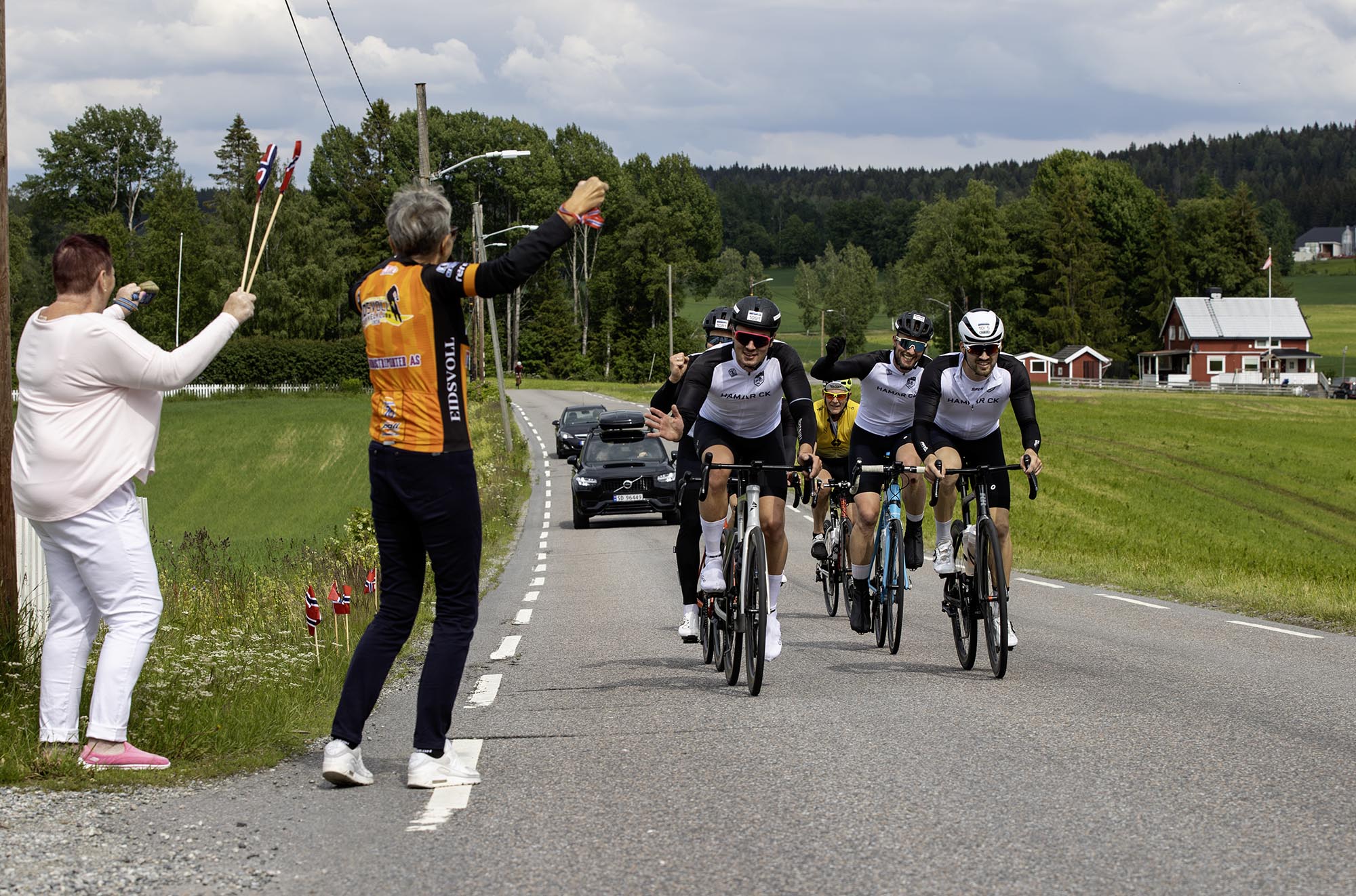 På Løkenvangen sto Else-Marie Andersen og Odny Knutsen med norske flagg og kubjeller. Alle som passerte fikk en energiboost som resulterte i helt nye sykkelbein - for en stakket stund... Her er det Lillehammer-gruppa til Hamar Cykleklubb som passerer, og som vi ser fikk damene skikkelig respons. På Løkenvangen sto Else-Marie Andersen og Odny Knutsen med norske flagg og kubjeller. Alle som passerte fikk en energiboost som resulterte i helt nye sykkelbein - for en stakket stund... Her er det Lillehammer-gruppa til Hamar Cykleklubb som passerer, og som vi ser fikk damene skikkelig respons.