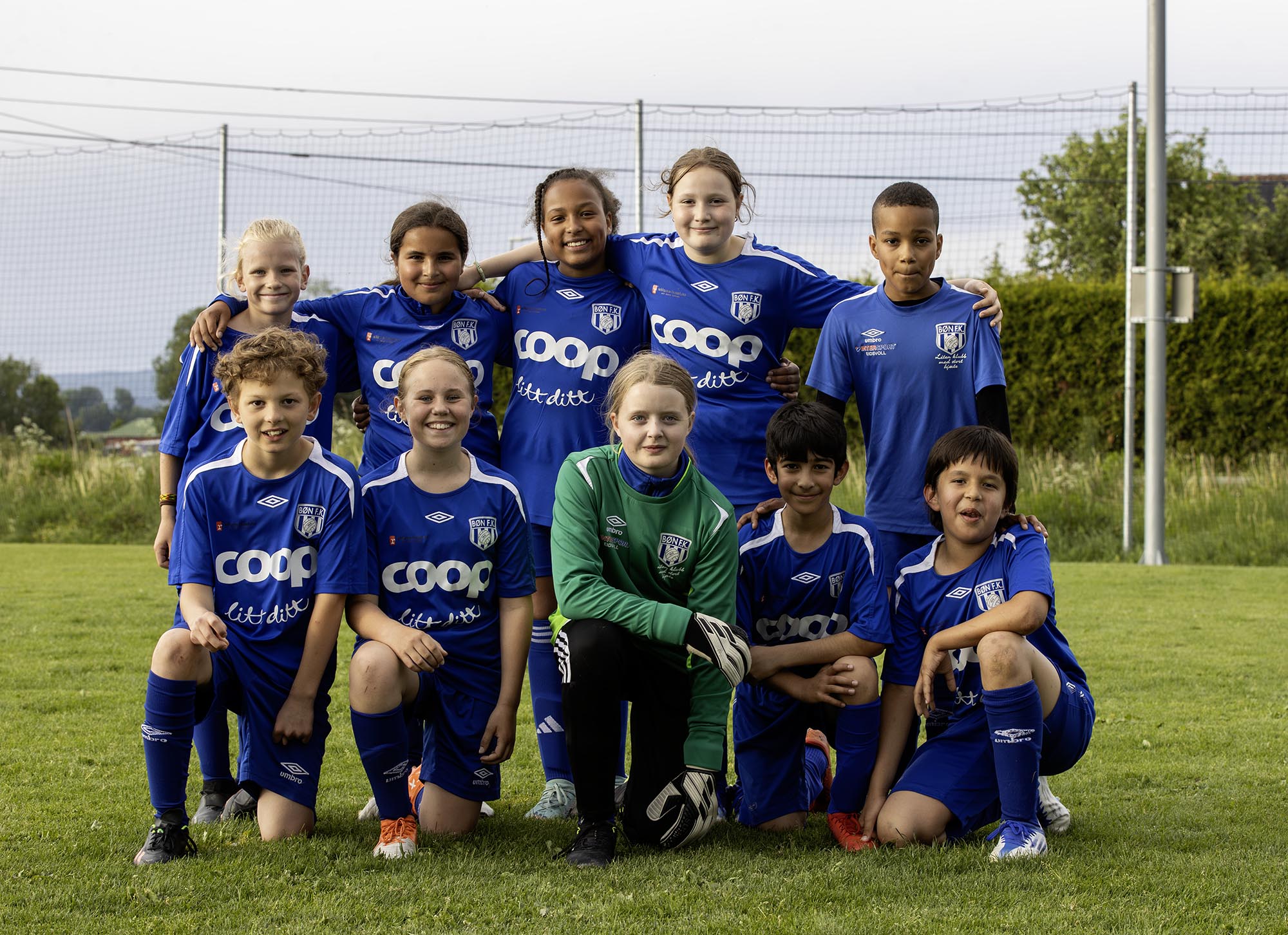 Dette er 11-åringene i Bøn FK som torsdag kveld spilte mot naborival Eidsvold Turn. Det ble en veldig spennende kamp hvor det ene laget fikk noen flere mål enn det andre. Kan dere ser ut fra dette bildet om det var Bøn eller Eidsvold Turn som vant kampen? Og er det så viktig hvilket lag som vant? Bak fra venstre: Rojus Gabalis, Mona Maimouni, Victoria Aroh, Laila Platvoet Moreno og Victor Aroh. Foran fra venstre: Sander Flasza, Elena Valeikaite, Hannah Borgenvik, Omar Sharifi og Navid Said 