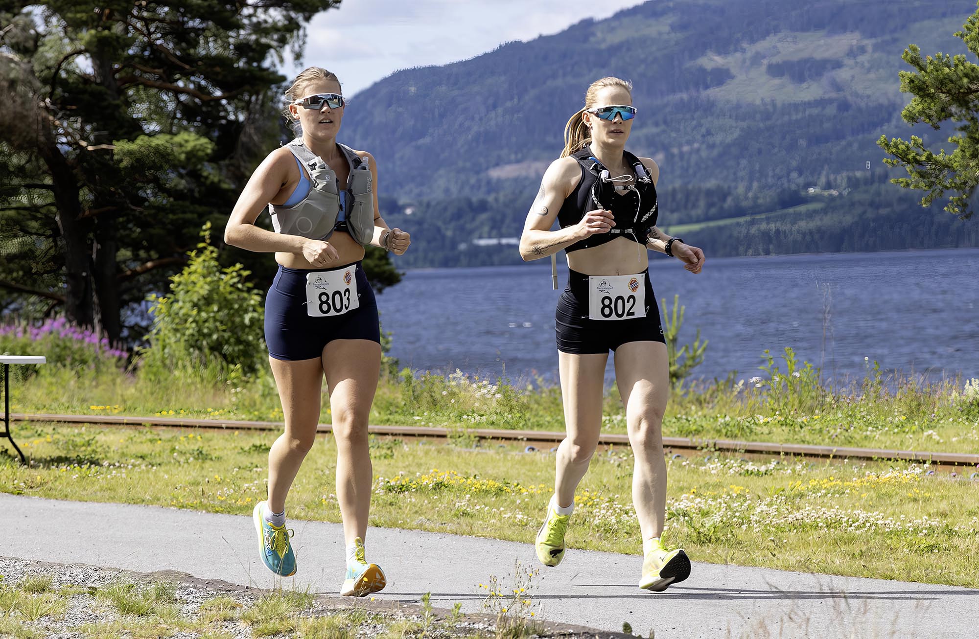 Sofie Jølstad (803) og Katrine Enger løper for stedet der begge bor, nemlig Fagerstrand på Nesodden. De holdt følge til rundt 22 km da Sofie måtte slippe, og i mål var Katrine drøye åtte minutter foran venninnen Sofie Jølstad (803) og Katrine Enger løper for stedet der begge bor, nemlig Fagerstrand på Nesodden. De holdt følge til rundt 22 km da Sofie måtte slippe, og i mål var Katrine drøye åtte minutter foran venninnen