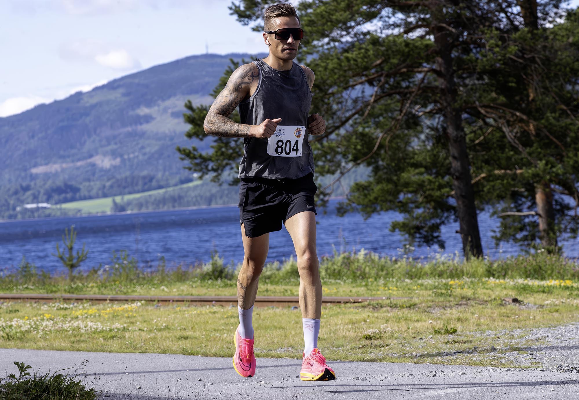 Janis Resnis passerer her Morskogen stasjon og har snart tilbakelagt 55 km Janis Resnis passerer her Morskogen stasjon og har snart tilbakelagt 55 km