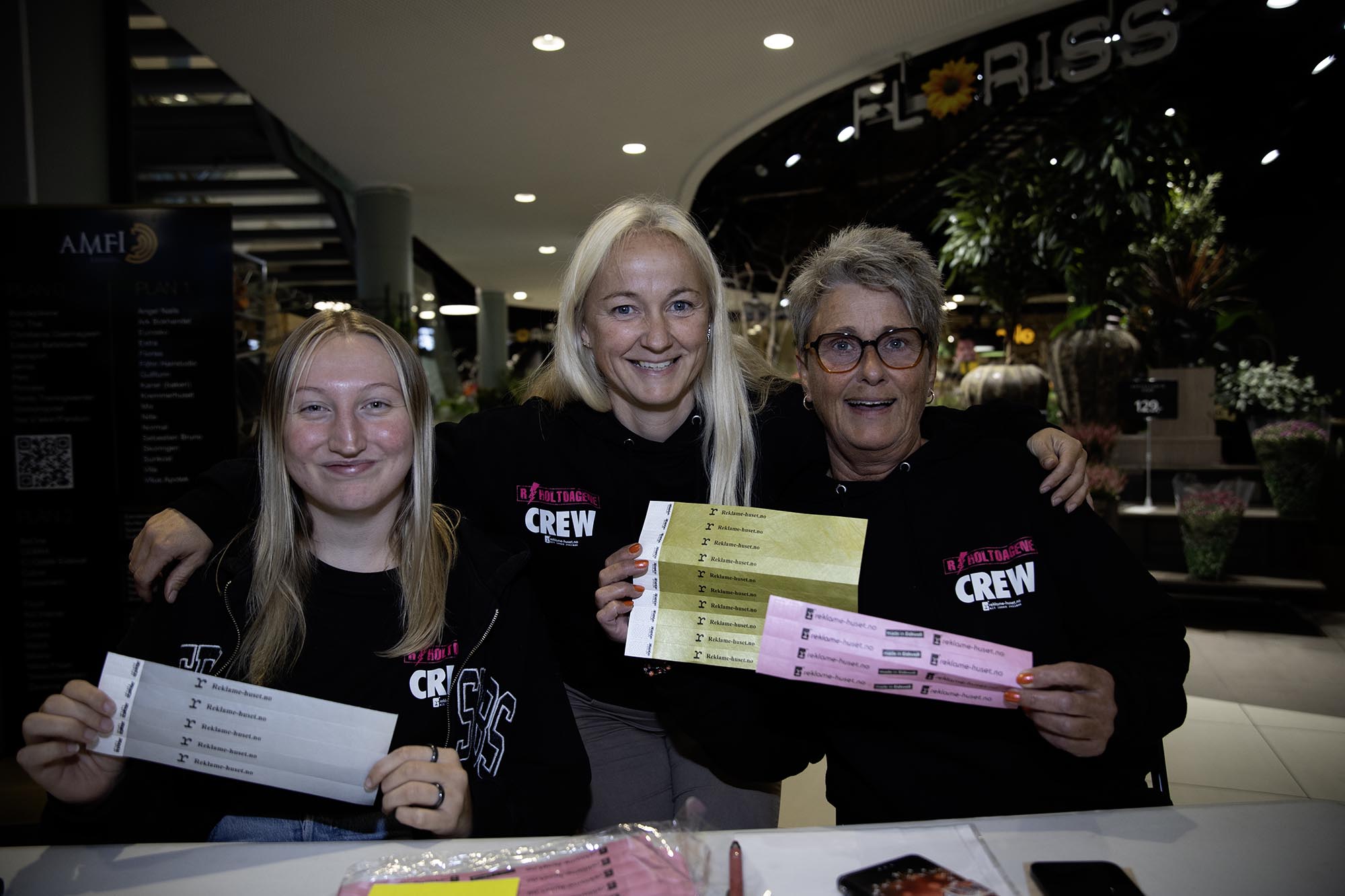 Bytter billetter til bånd: Da EidsvollPuls stakk innom AMFI Eidsvoll torsdag fikk vi en prat med Thea Ellingsdalen, Karina Furnæs Martinsen og Berit Smedsrud