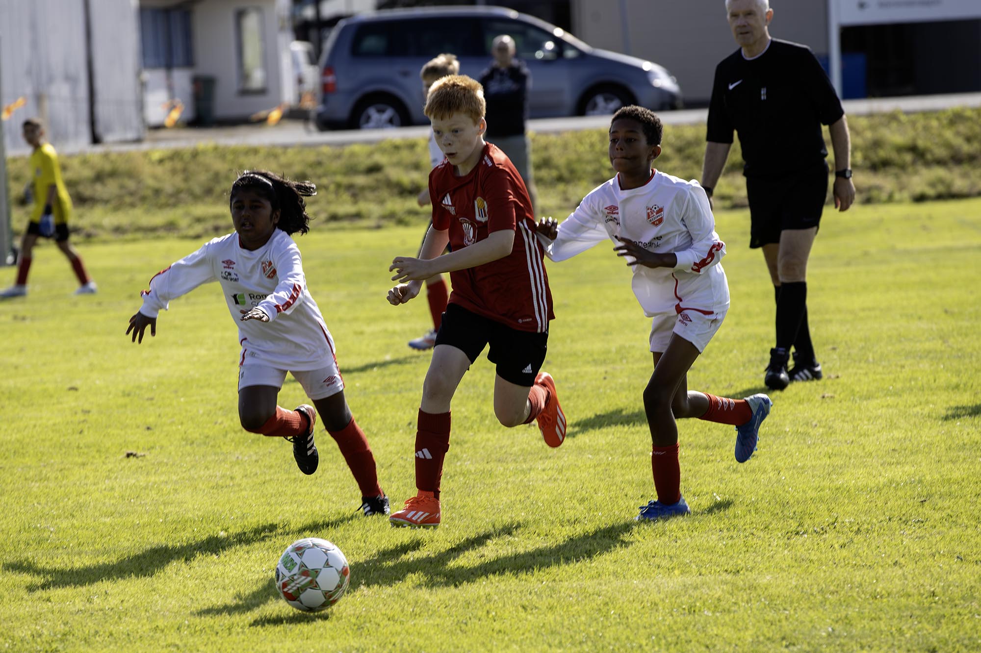 2014-årgangen til EIF mot Skedsmo. I bakgrunnen ser vi dommer Terje Juven