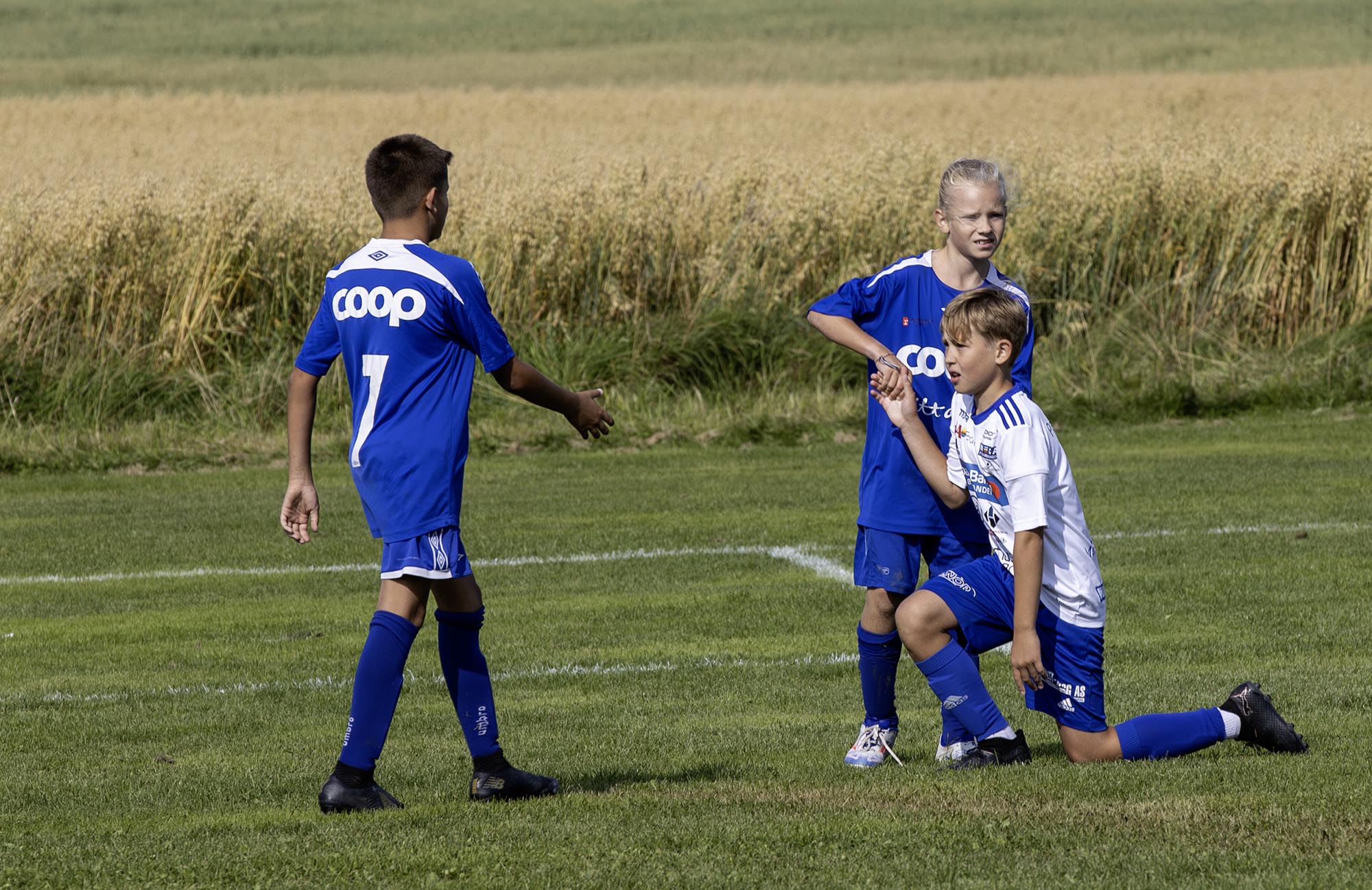 God sportånd: To Bøn-spillere hjelper en Brumunddal-spiller etter en skade God sportånd: To Bøn-spillere hjelper en Brumunddal-spiller etter en skade