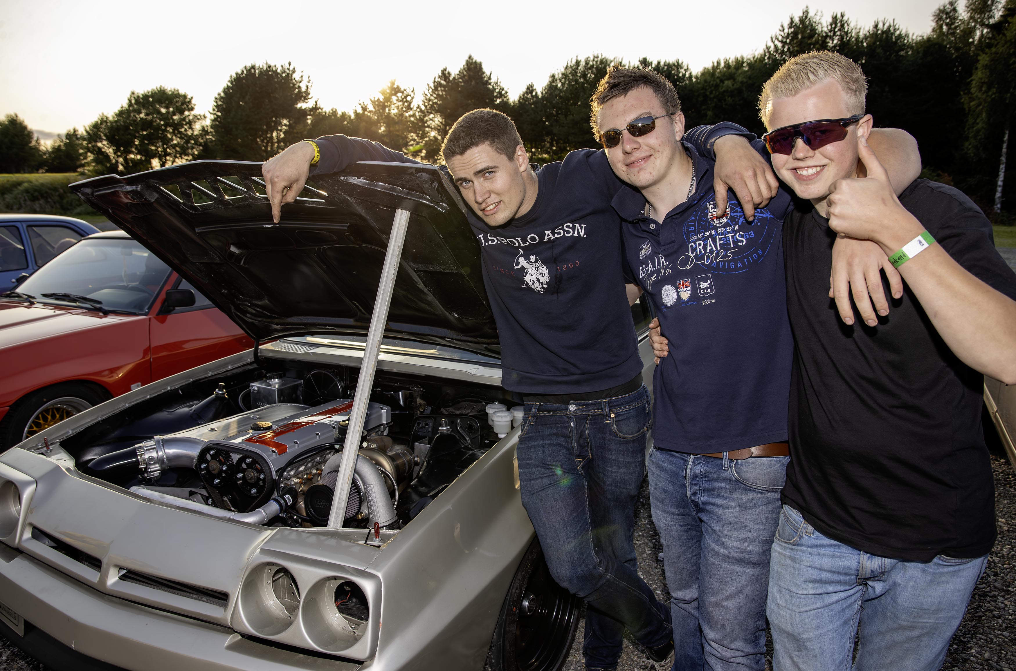 - Sjekk den motoren, sier de tre motorinteressert guttene fra Valdres. Fra venstre Torjus Windingstad, Håkon Amundsen og Kristoffer Steinsrud - Sjekk den motoren, sier de tre motorinteressert guttene fra Valdres. Fra venstre Torjus Windingstad, Håkon Amundsen og Kristoffer Steinsrud