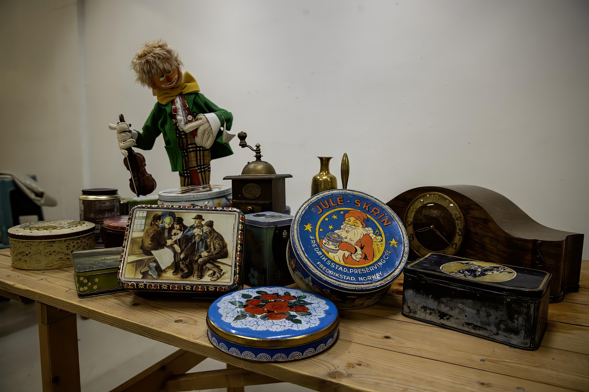 På loppemarkedet kan du finne kakebokser i alle aldre og varianter På loppemarkedet kan du finne kakebokser i alle aldre og varianter