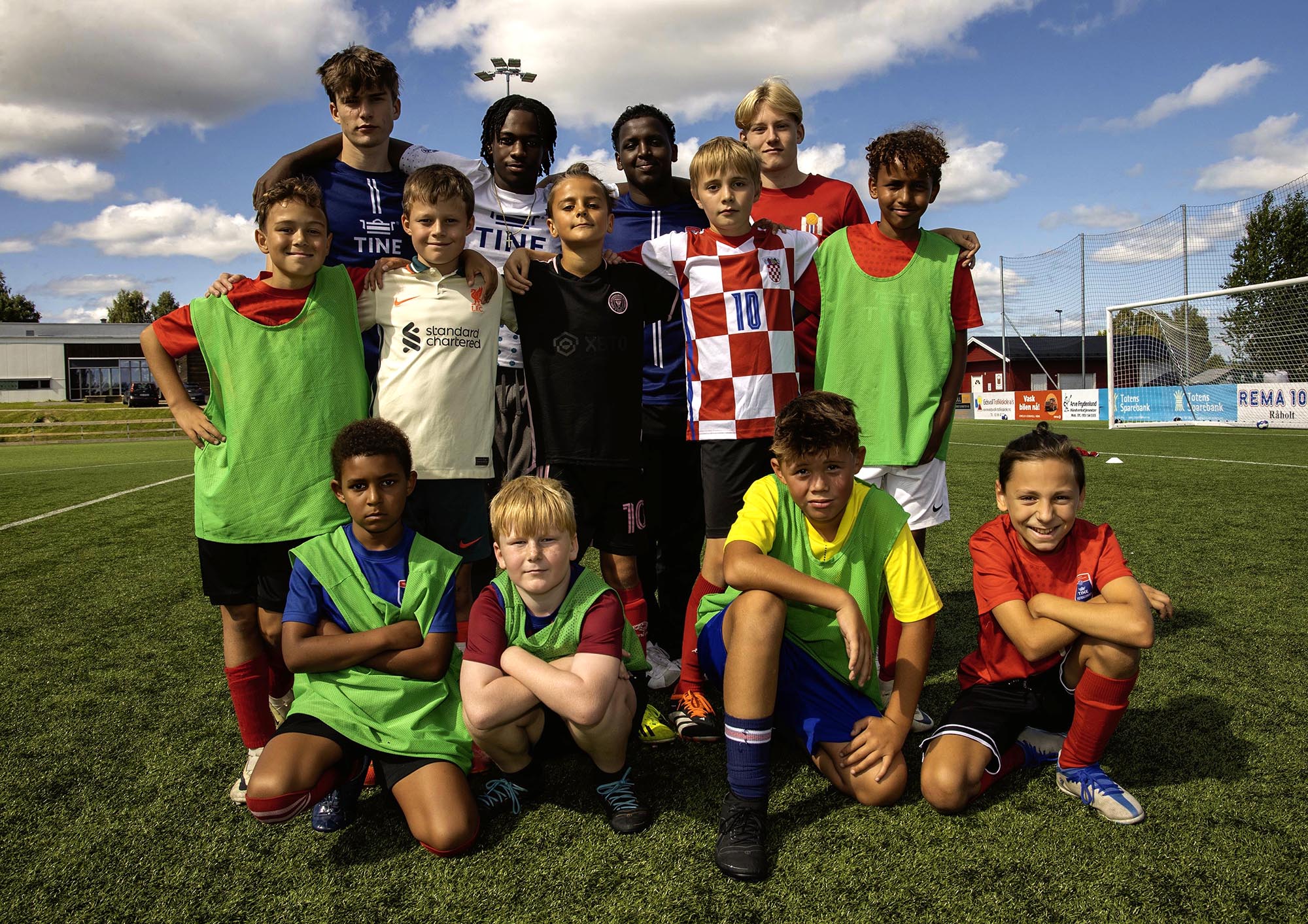 Denne gjengen har kost seg med sensommerfotball på Eidsvoll stadion