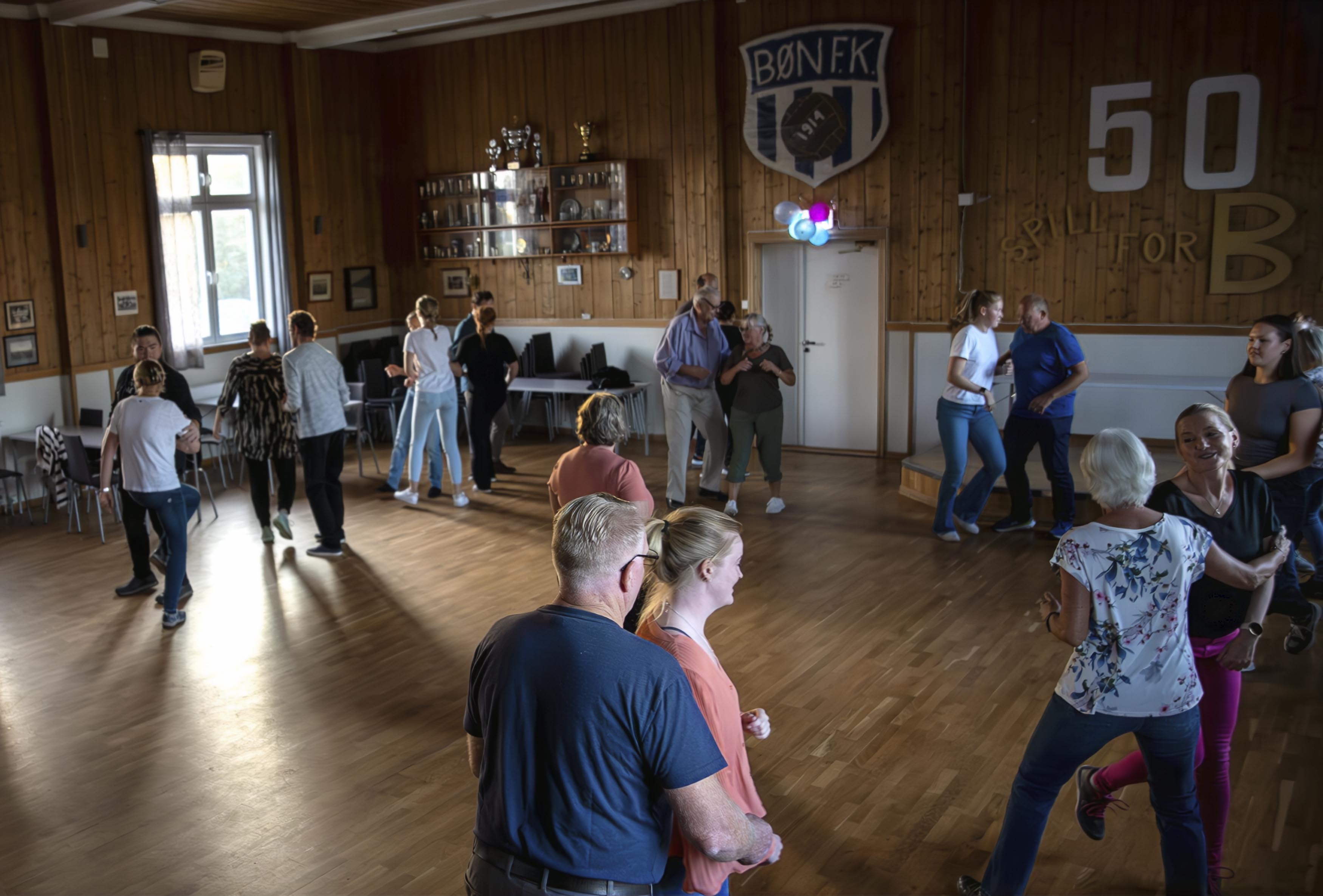 Det er mange som hygger seg med dans på Bøn klubbhus i høst