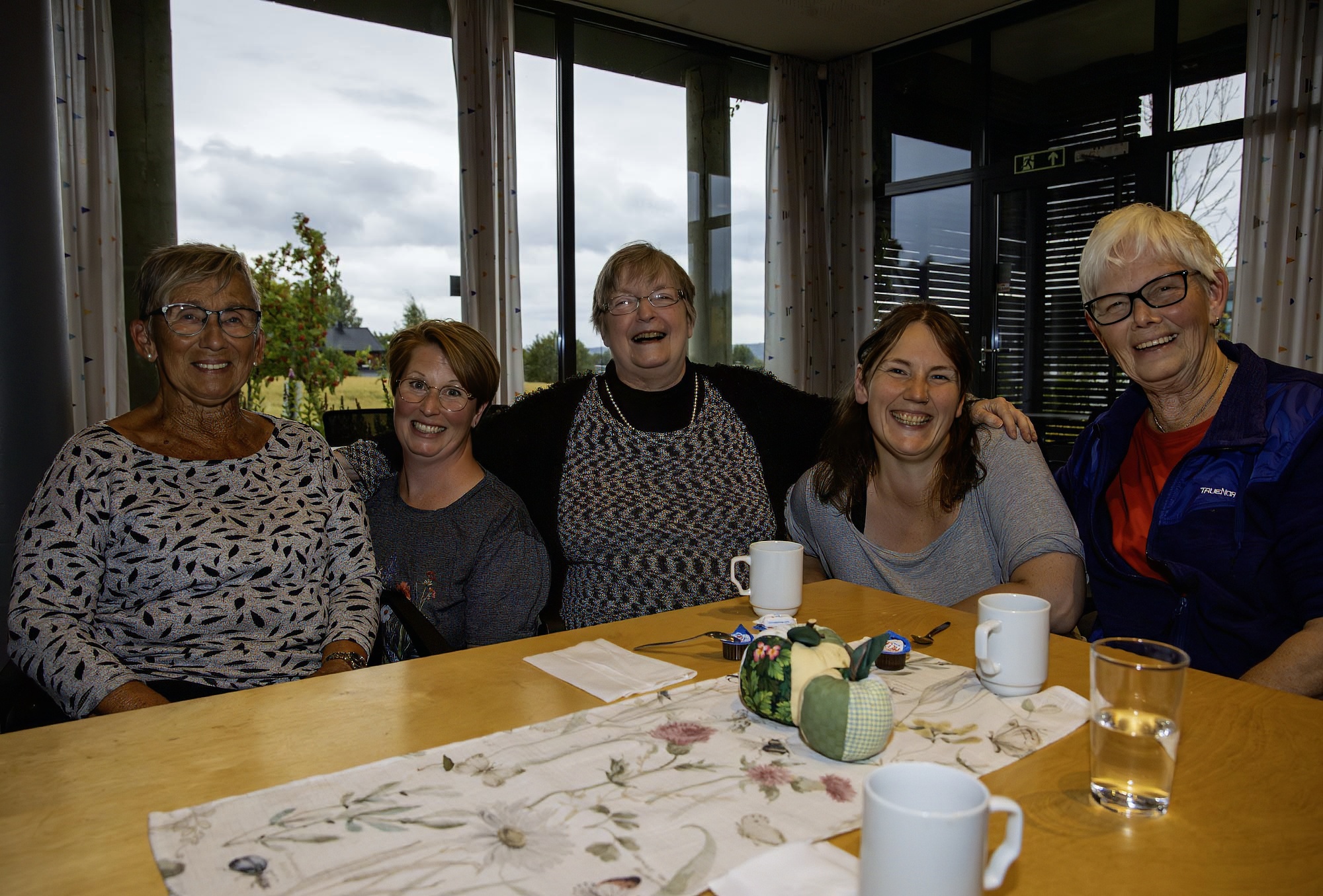 - Gjett om vi gleder oss til konserten, sier fra venstre Liss Mari Bredesen, Marte Mari Østerhagen Stokke, Eily Anna Vinje, Marie Cecilie Johnsrud og Gunvor Garum - Gjett om vi gleder oss til konserten, sier fra venstre Liss Mari Bredesen, Marte Mari Østerhagen Stokke, Eili Anna Vinje, Marie Cecilie Johnsrud og Gunvor Garum