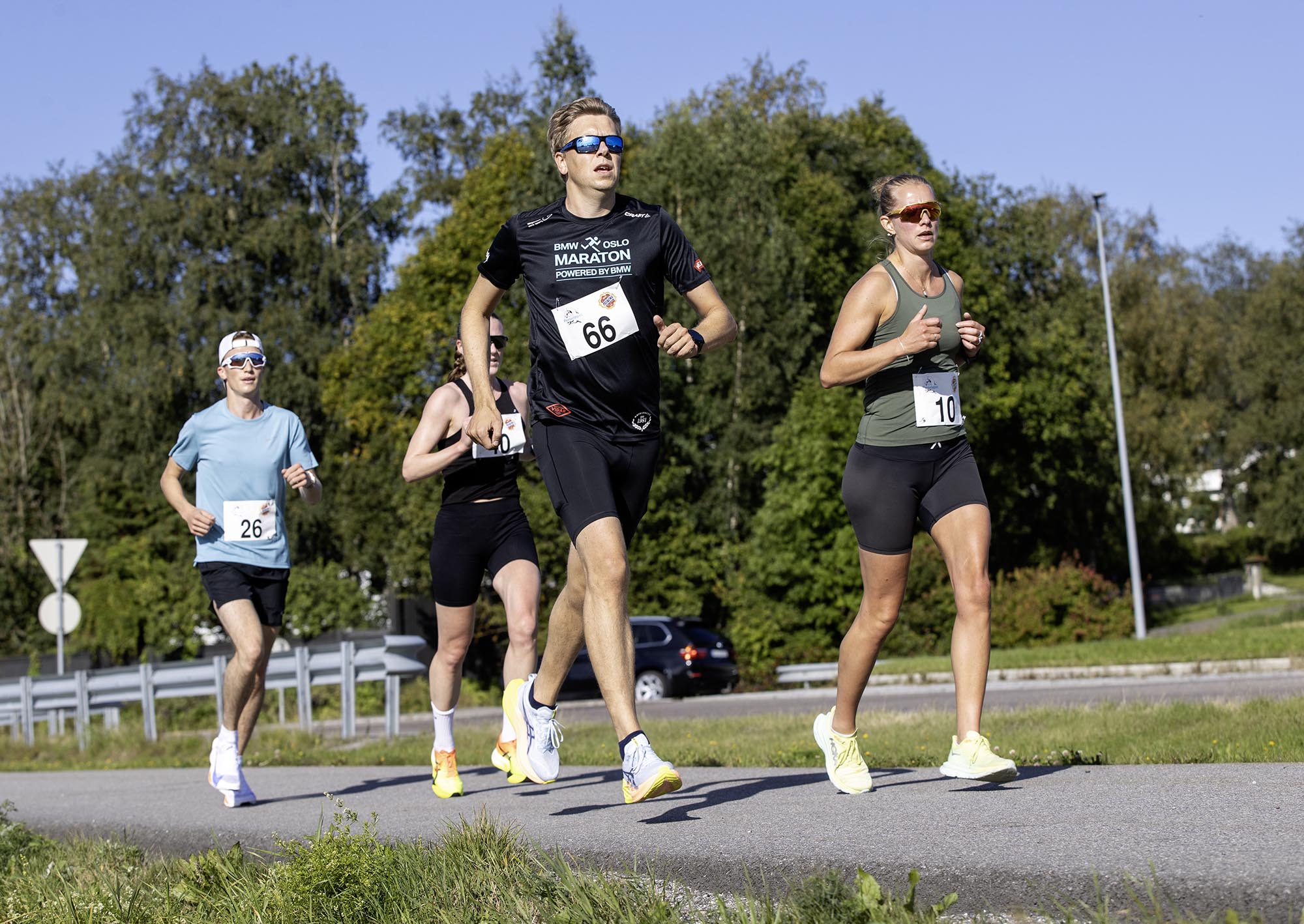 Silje Lisbakken (10) er personlig trener (PT) på SATS og bor bare et steinkast fra løypa. 39-åringen, som opprinnelig er fra Snertingdal, ble nummer to på 5 km med 21.51. Nummer 66 er Håvard Andersen fra Ås som løp 10 km