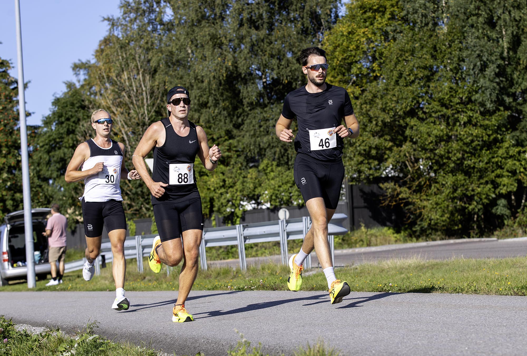 Eidsvollingen Eskil Hognestad (46) leder an foran Robert Røsten (88) fra Ottestad og Lars Mehlum (30) fra Oslo. Hognestad løp 5 km og ble nummer seks i herreklassen med 19.33