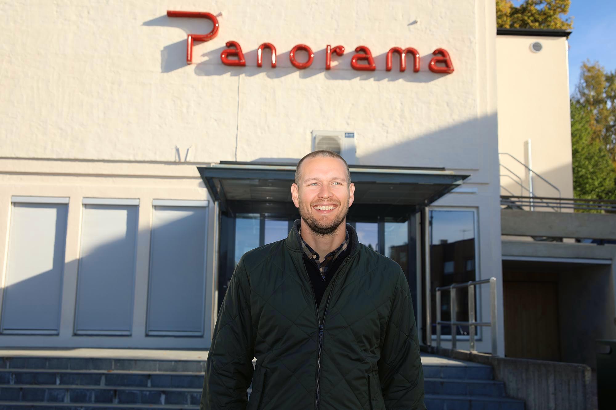 Stian Morten Pettersen fra Seefood Scene har flyttet til Eidsvoll og er godt i gang med å sette i gang det ene humorarrangementet etter det andre i Grunnlovsbygda Stian Morten Pettersen fra Seefood Scene har flyttet til Eidsvoll og er godt i gang med å sette i gang det ene humorarrangementet etter det andre i Grunnlovsbygda