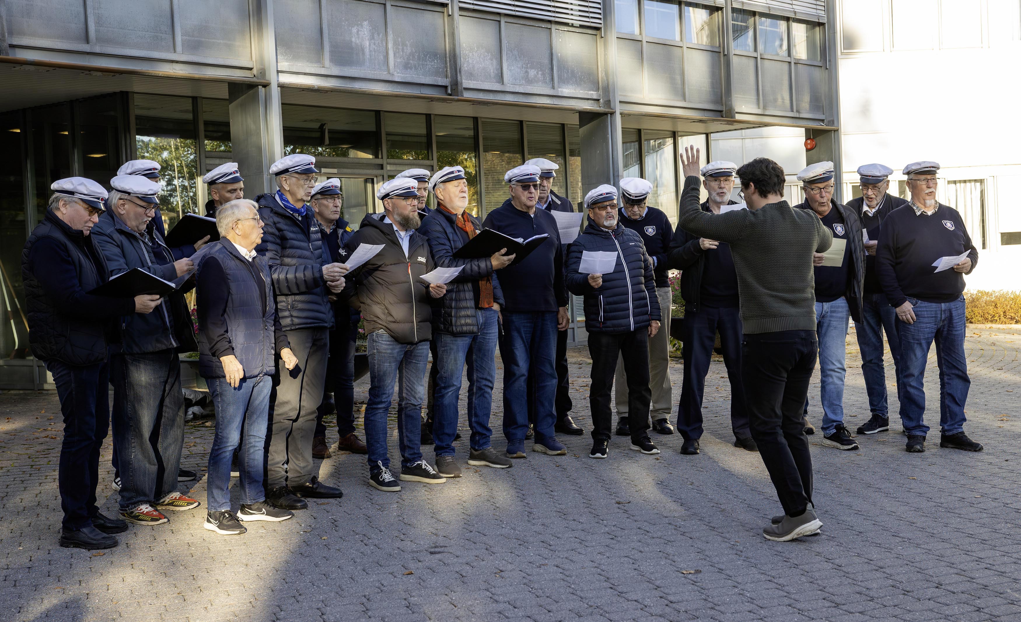 Eidsvoll Mannskor åpnet med en sangerhilsen til sine svenske venner Eidsvoll Mannskor åpnet med en sangerhilsen til sine svenske venner