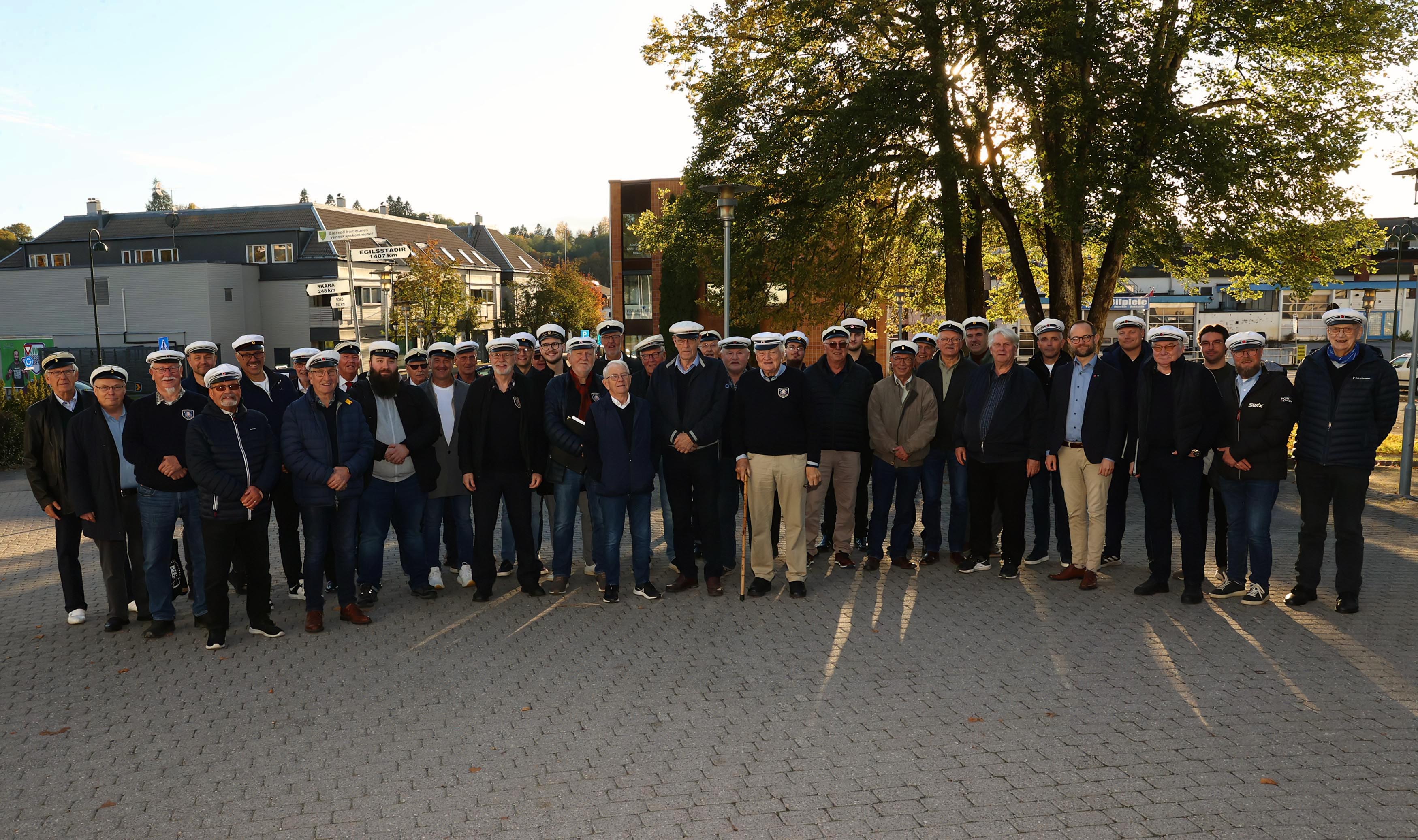 Her er begge korene samlet utenfor råhuset Her er begge korene samlet utenfor råhuset