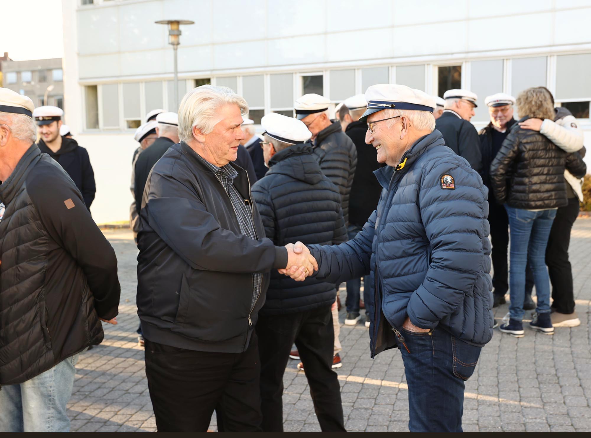 Vänortsbesök. Det var skikkelig norsk-svensk sangerforbrødring utenfor rådhuset fredag kveld Vänortsbesök. Det var skikkelig norsk-svensk sangerforbrødring utenfor rådhuset fredag kveld